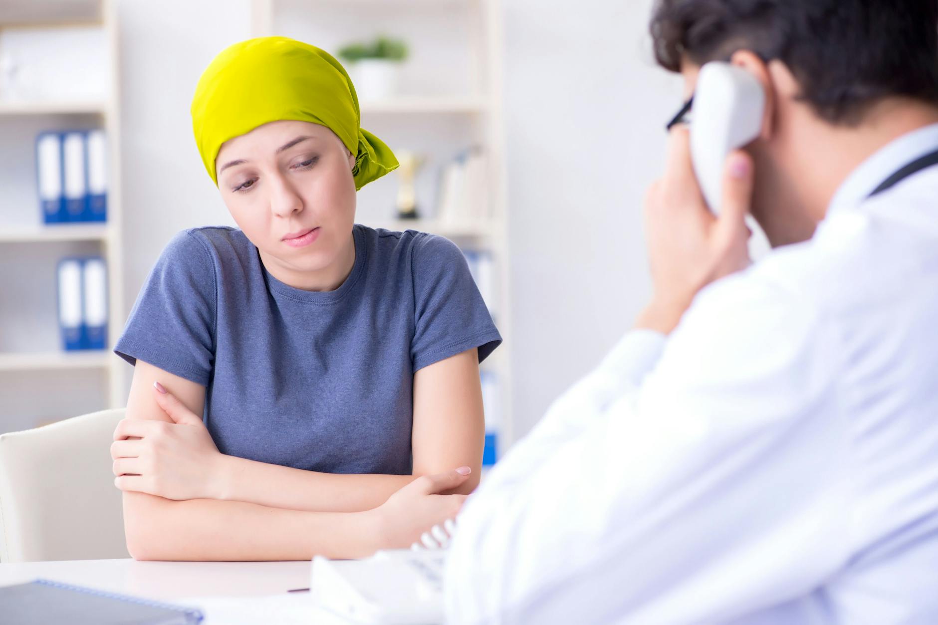 Eine junge Krebspatientin beim Arztgespräch.