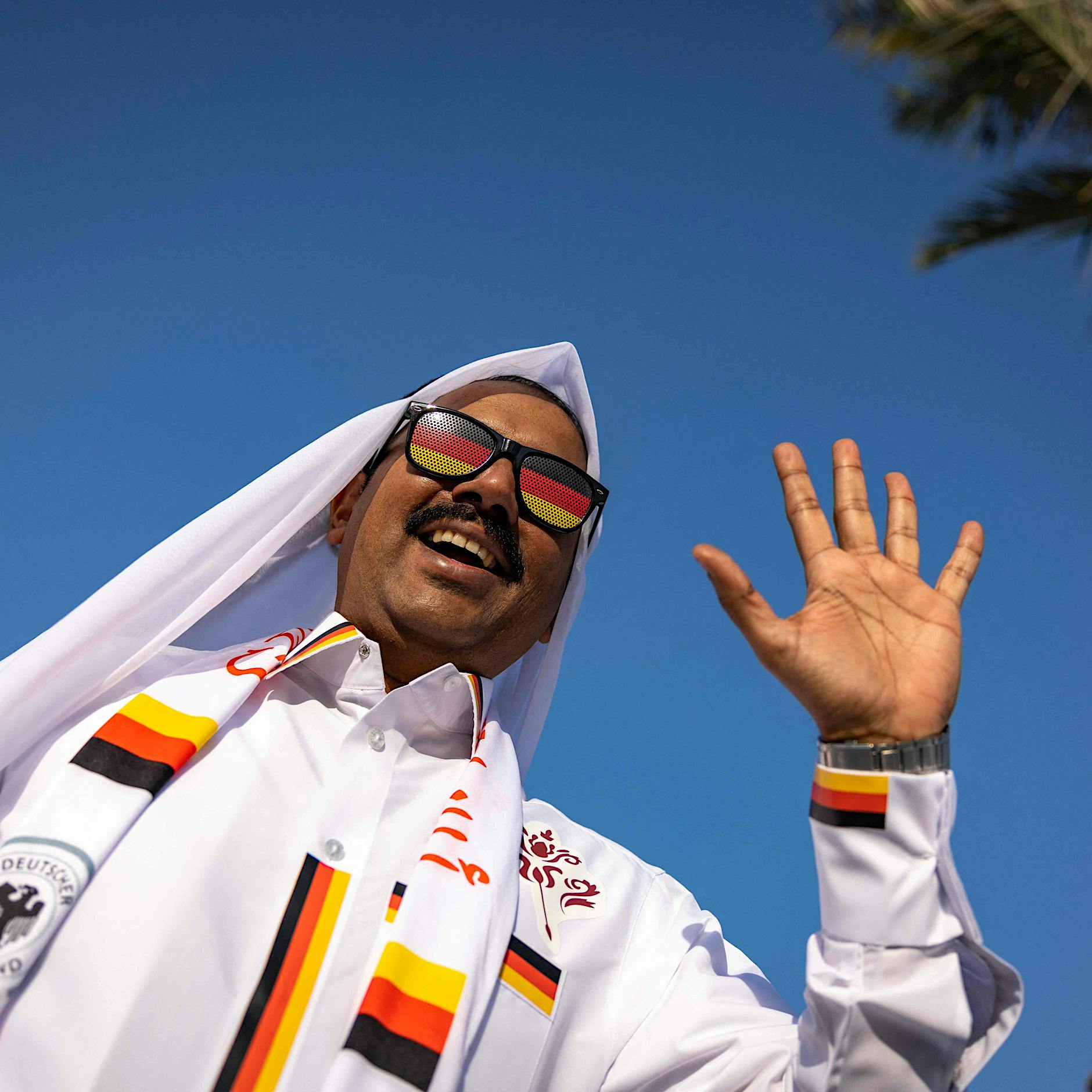 Skurrile Bilder aus Katar: Marschieren hier gekaufte Fans durch die Straßen?