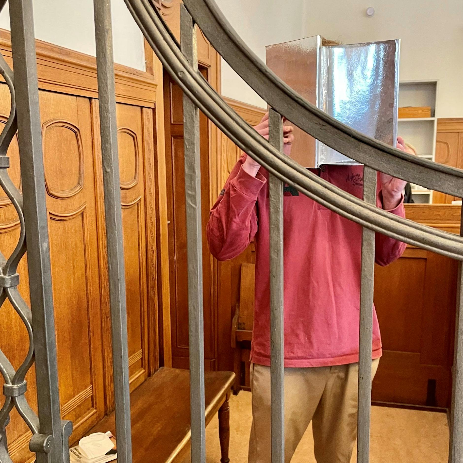 Irrer Schläger-Prozess: Nackter Opa-Hasser prügelt im Wahn auf Berliner Rentner ein!