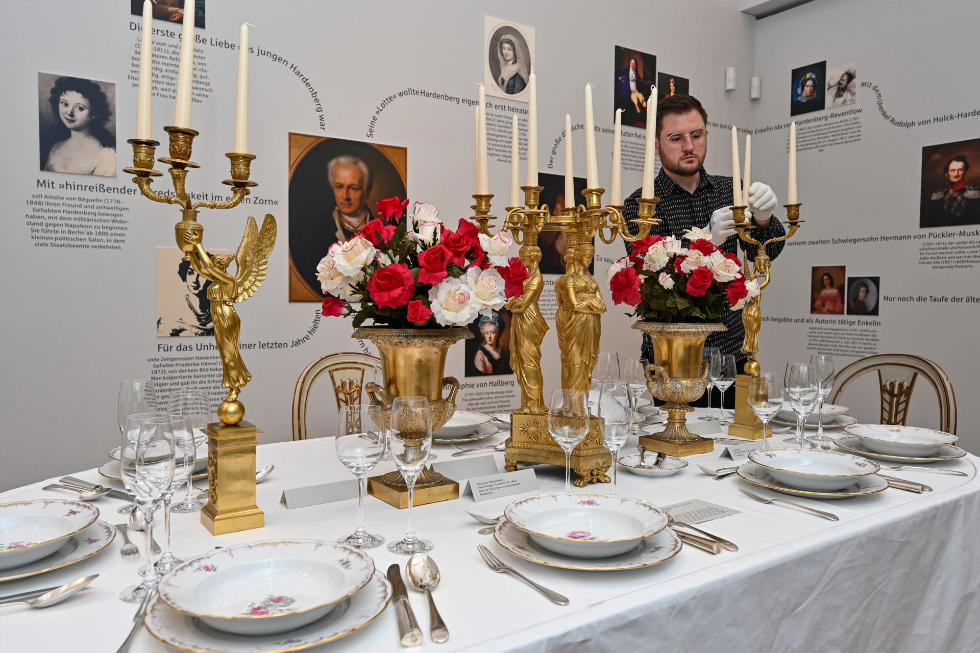 Hardenberg, die Frauen und das schöne Leben: Die Ausstellung im Schloss Neuhardenberg widmet dieser Facette der Persönlichkeit Hardenbergs eine eigene Abteilung. Hier eine festlich gedeckte Tafel mit vielen Original-Gerätschaften.