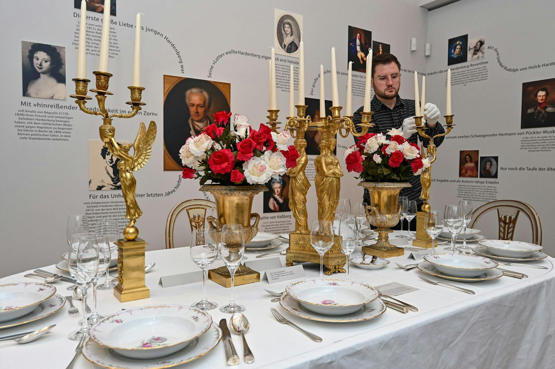 Hardenberg, die Frauen und das schöne Leben: Die Ausstellung im Schloss Neuhardenberg widmet dieser Facette der Persönlichkeit Hardenbergs eine eigene Abteilung. Hier eine festlich gedeckte Tafel mit vielen Original-Gerätschaften.