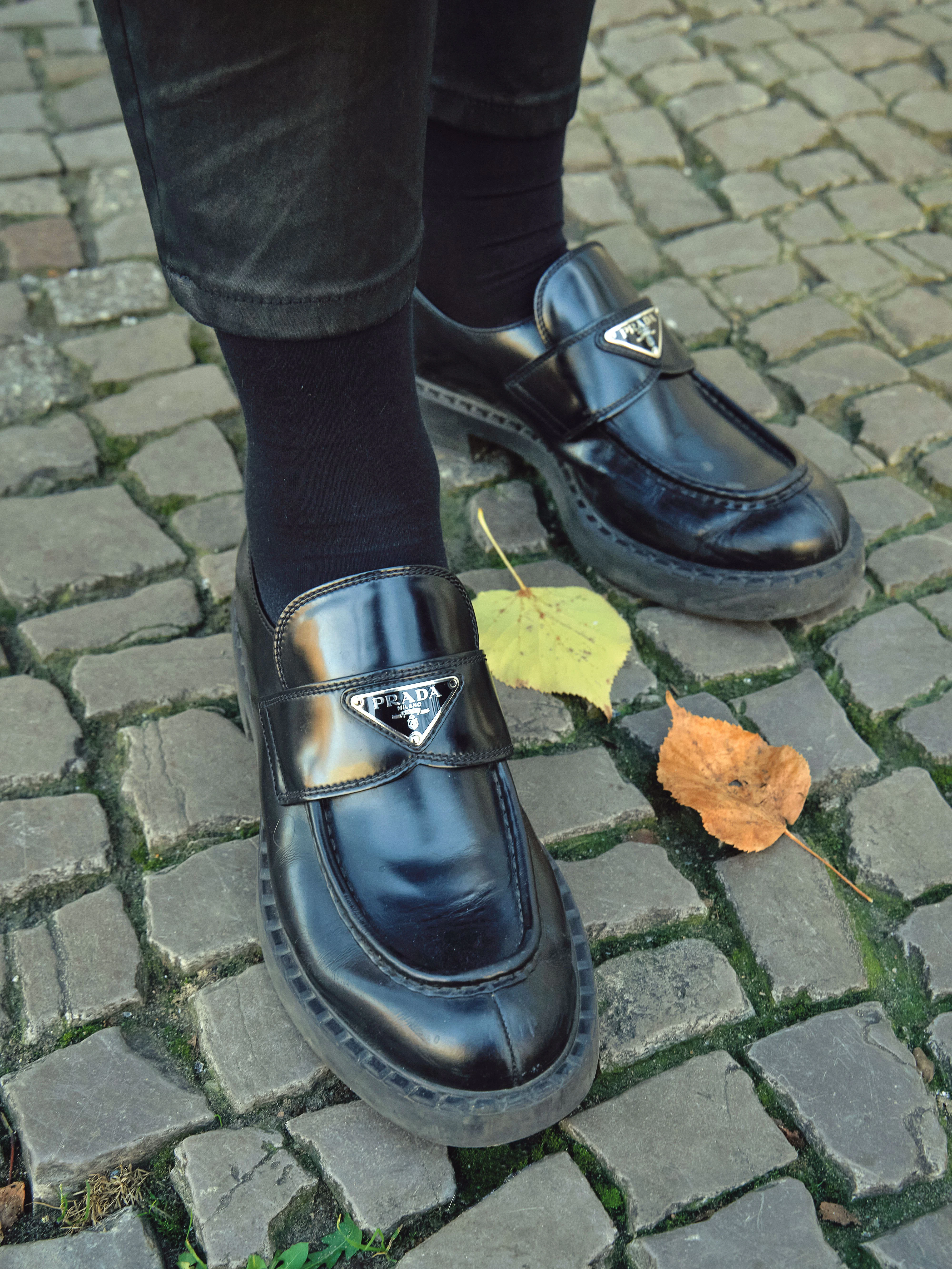 Und die Loafer sind unverkennbar von Prada.