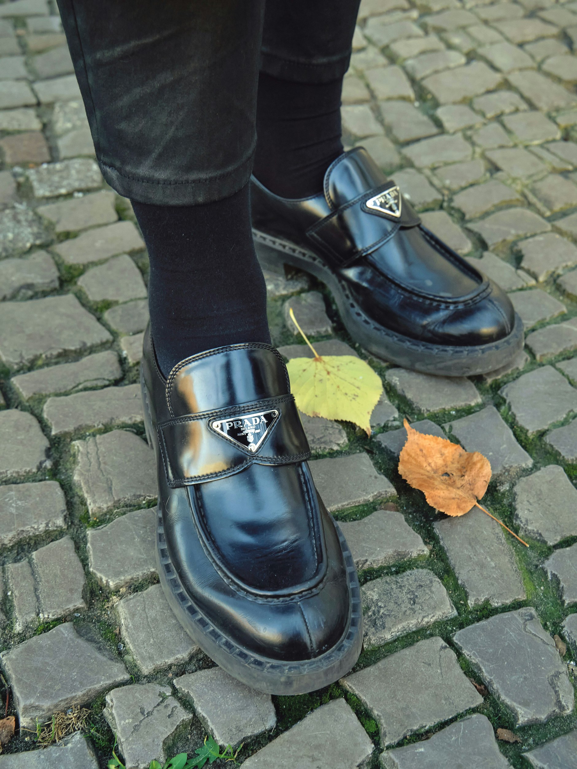 Und die Loafer sind unverkennbar von Prada.