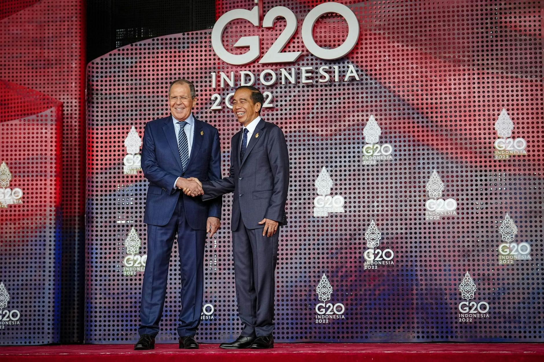 Der russische Außenminister Sergej Lawrow wird vom indonesischen Präsidenten Joko Widodo empfangen.