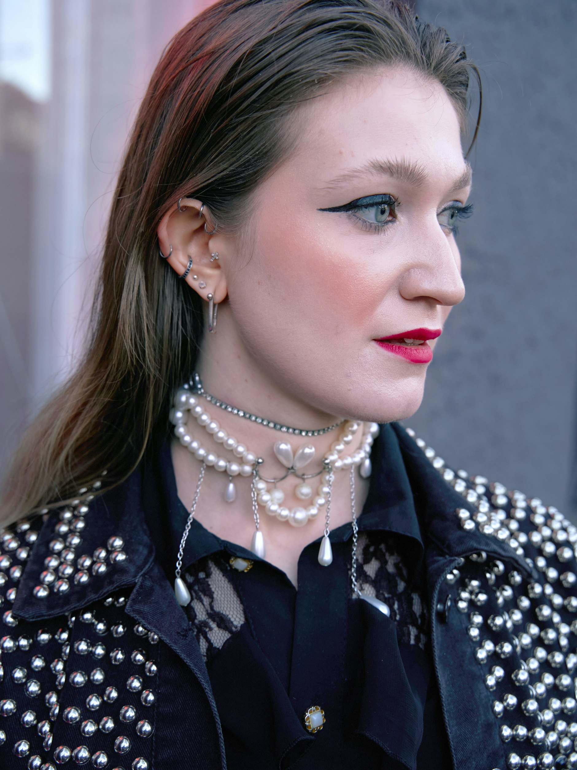 Zum Strass-Halsband trägt Adriana ein Upcycling-Collier aus Perlen. Auf die Frage, ob sie immer so auf Arbeit gehen würde, ruft sie: „Das ist mein Style, Leute!“ Wir sagen: „Chapeau!“