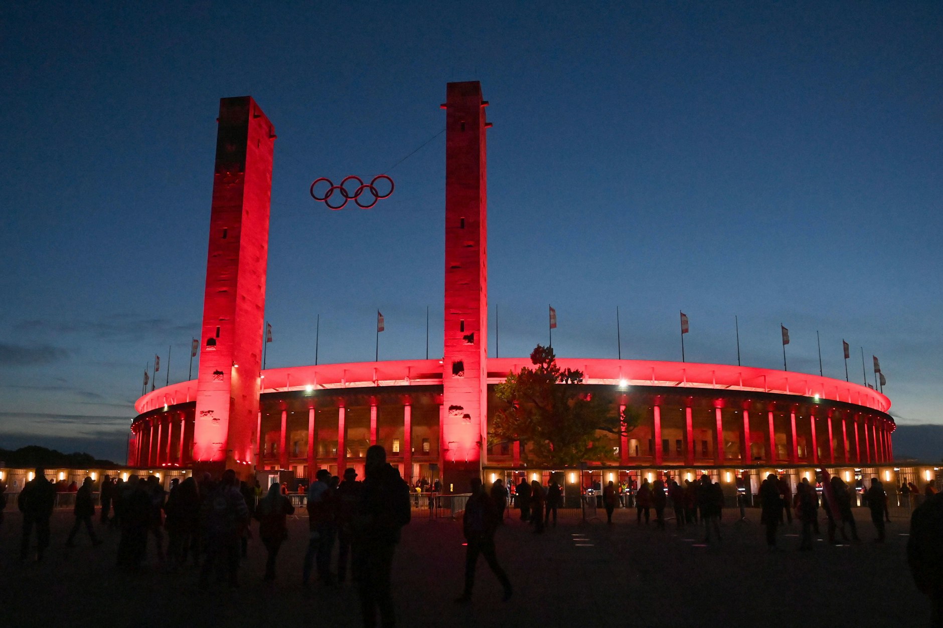 Statt blau rot illuminiert. Im Olympiastadion spielte der 1. FC Union in der Saison 21/22 seine Heimspiele in der Conference League. Ab 2024 wollen die Eisernen auch in der Bundesliga ran.