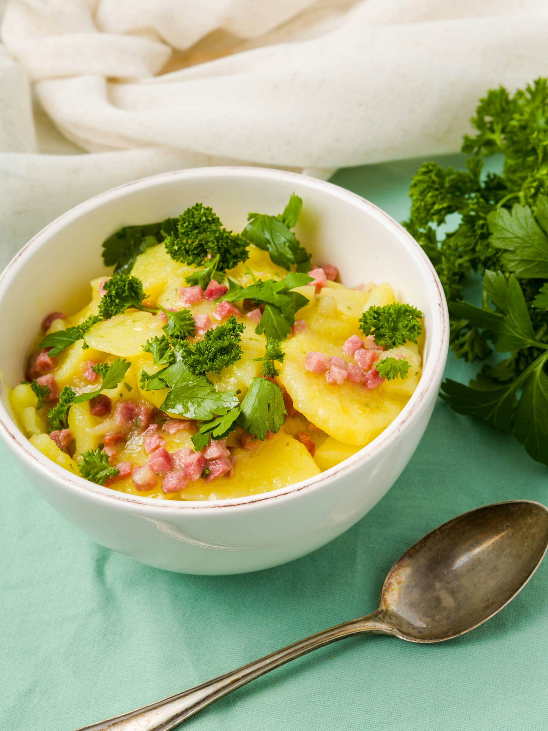 Lauwarmer Kartoffelsalat schmeckt super, ob als Beilage oder eigenständiges Gericht. Hier ist das Rezept.