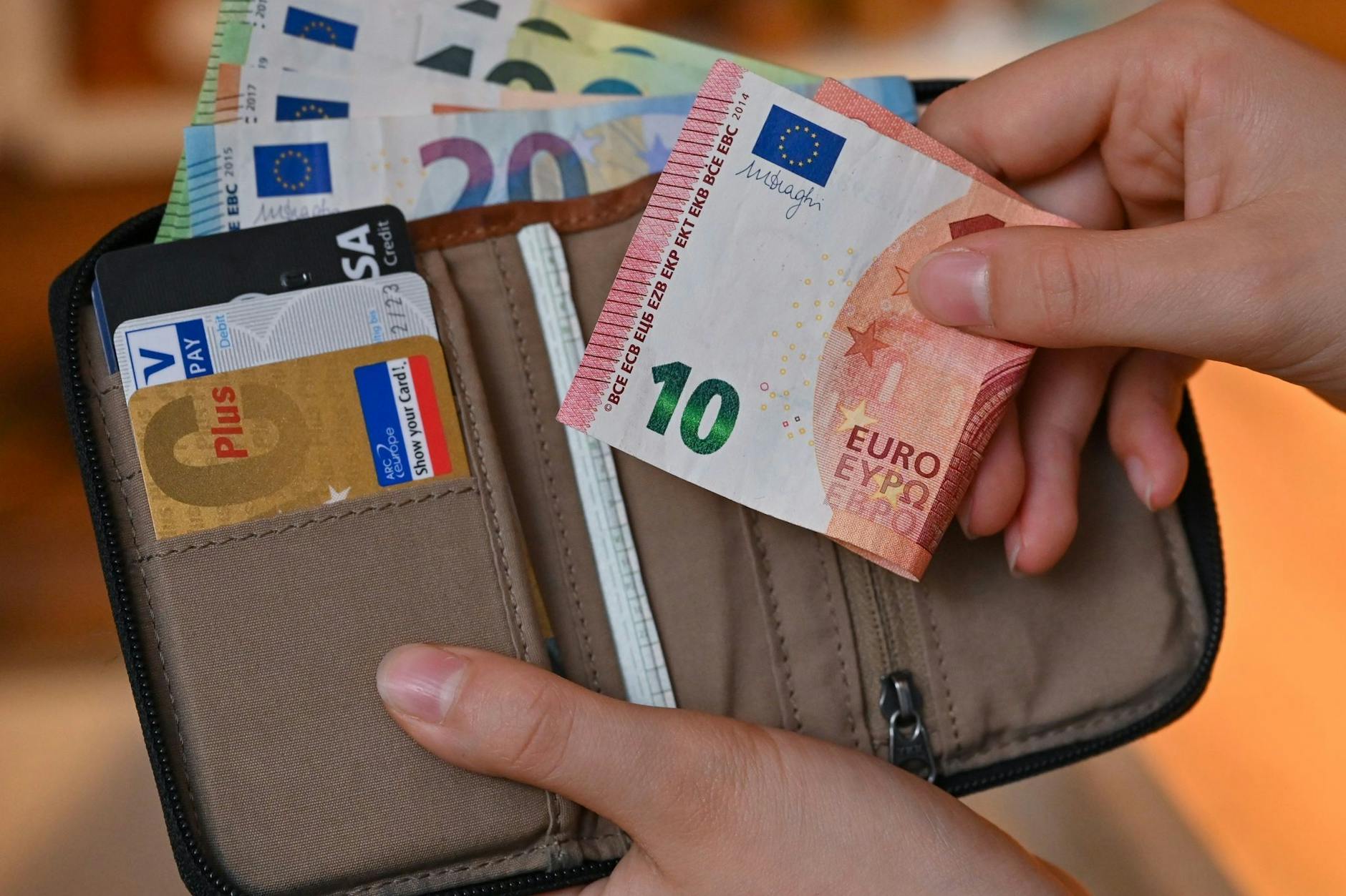 Viele Deutschen zahlen lieber mit Bargeld als mit Karte.