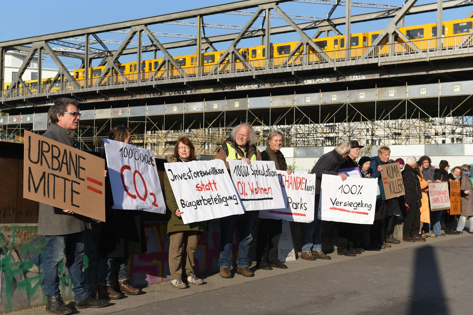 Protest: Bürger demonstrieren am Rande der Eröffnung gegen das Bauprojekt Urbane Mitte.