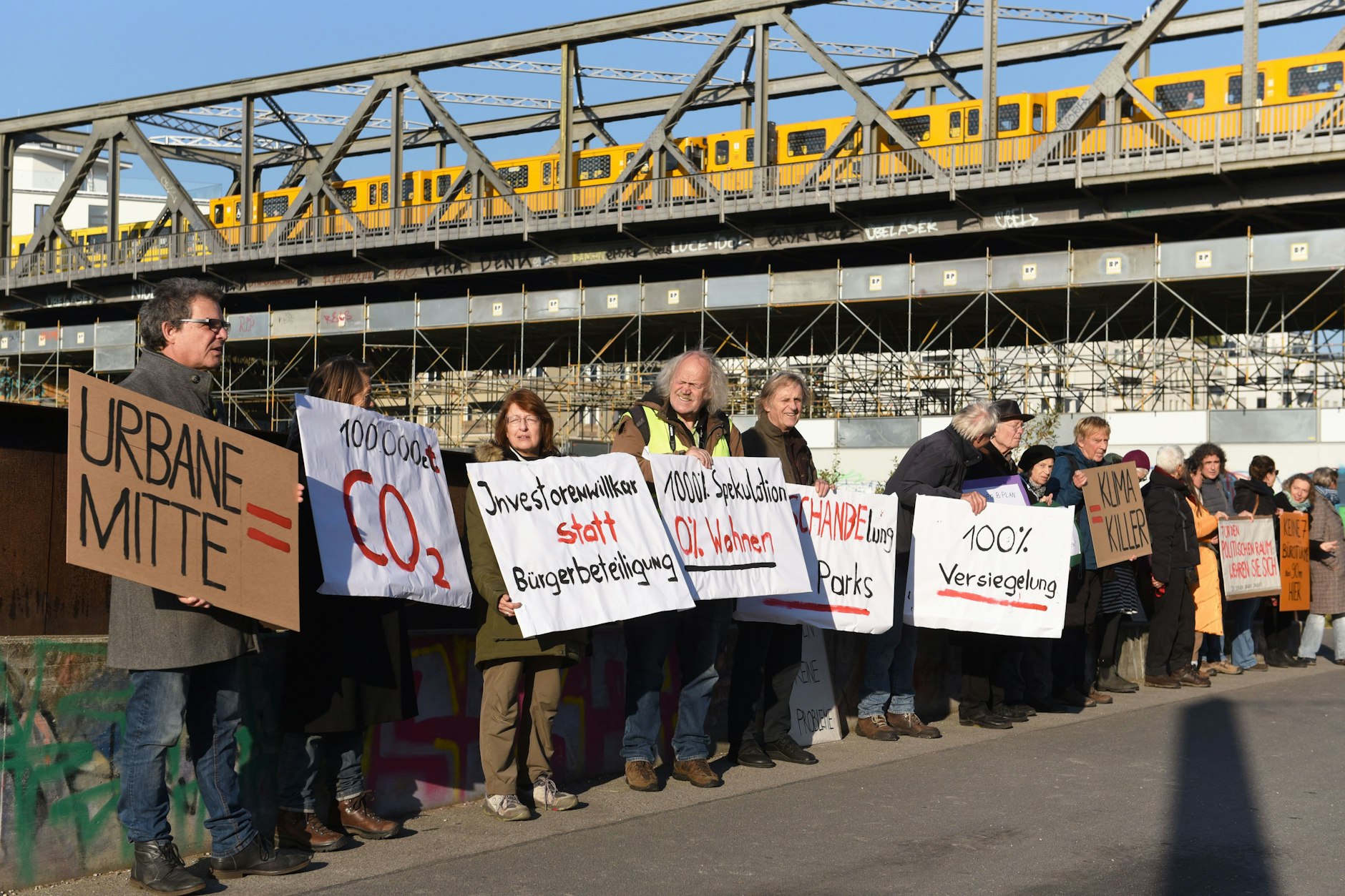 Protest: Bürger demonstrieren am Rande der Eröffnung gegen das Bauprojekt Urbane Mitte.