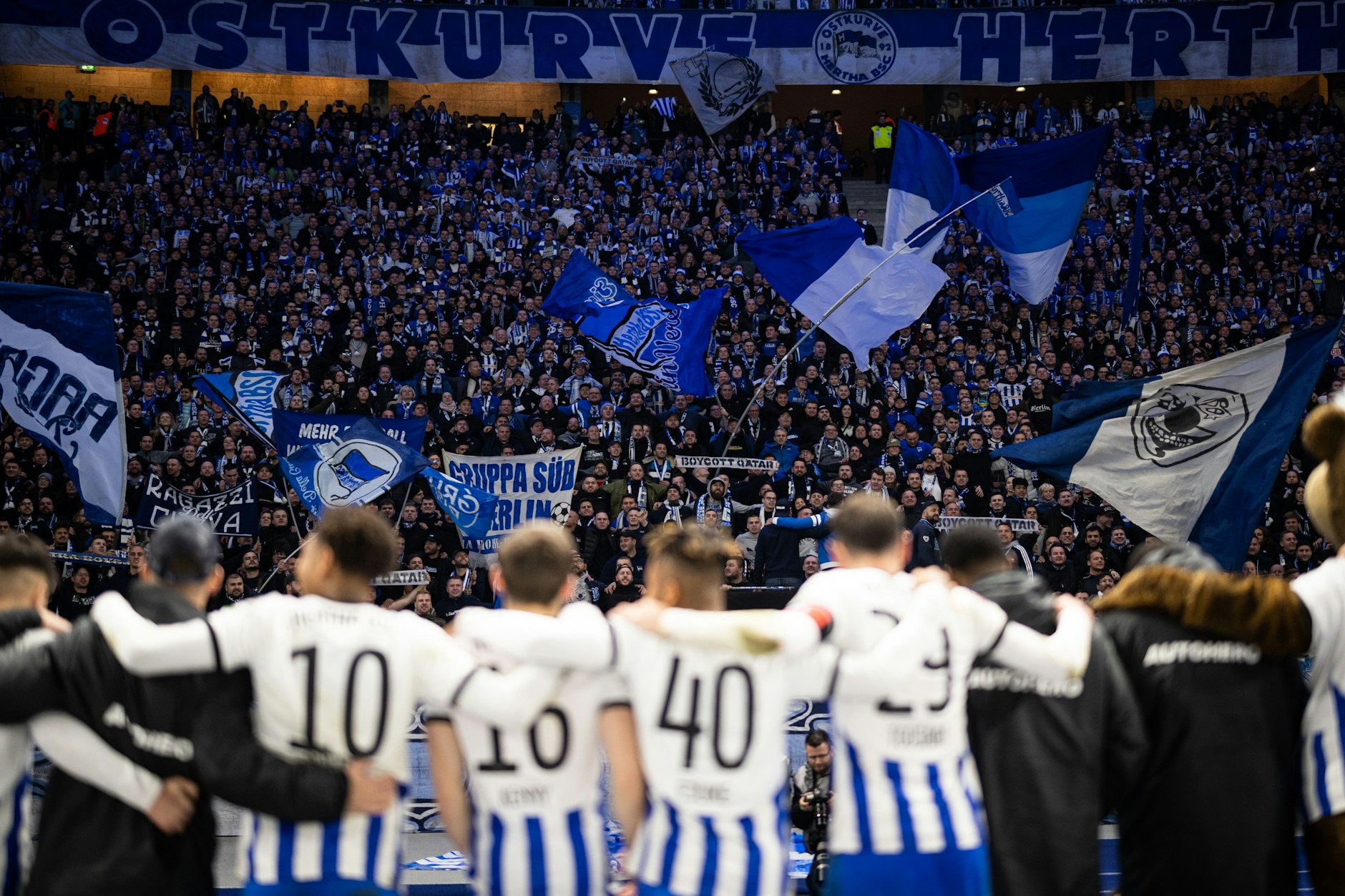 Auch nach dem 2:0-Sieg gegen den 1. FC Köln ist das neue Wirgefühl zwischen Mannschaft und Fans zu spüren.
