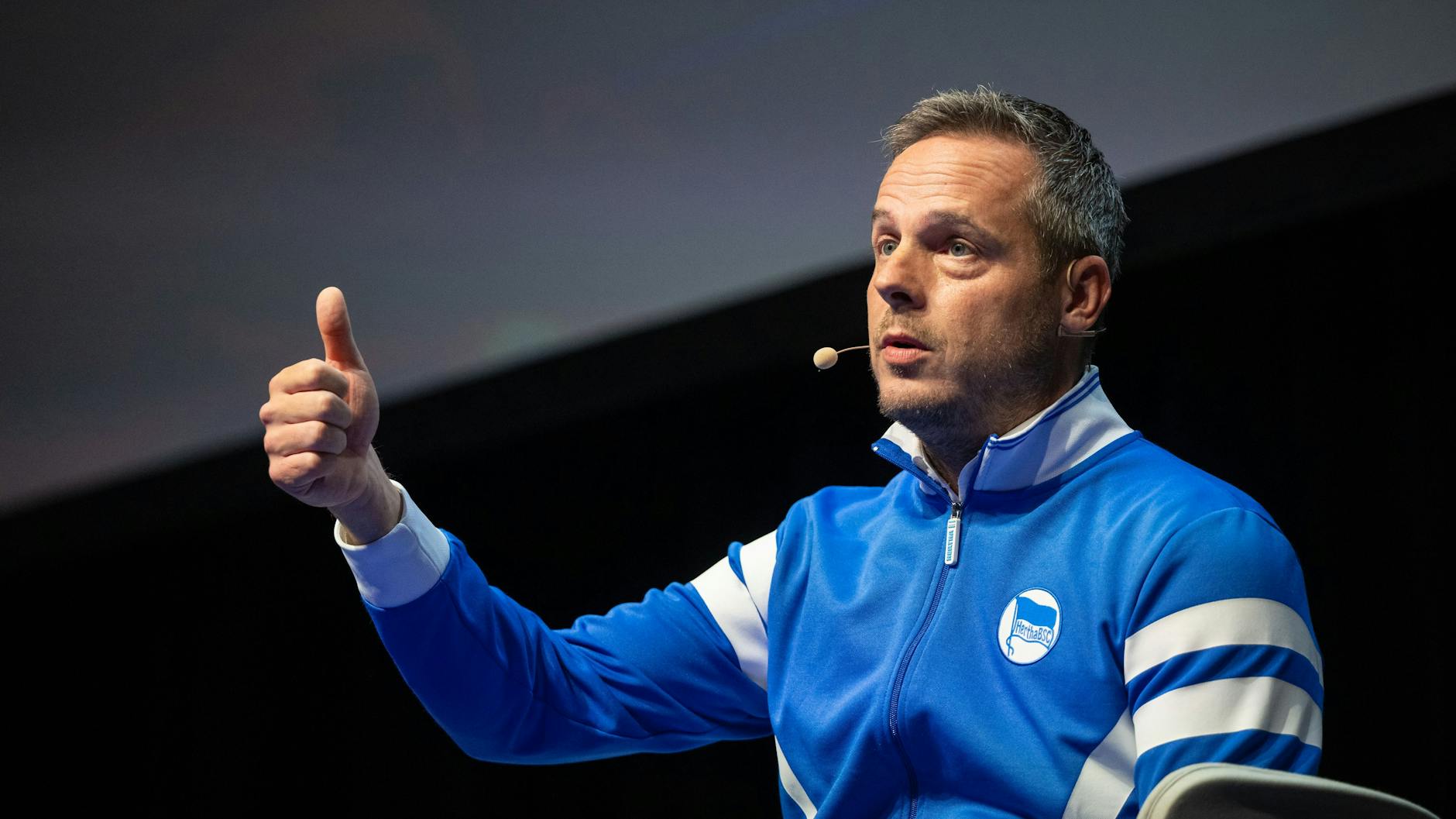 Daumen hoch: Präsident Kay Bernstein ist einer, der bei den Herthanern richtig gut ankommt.