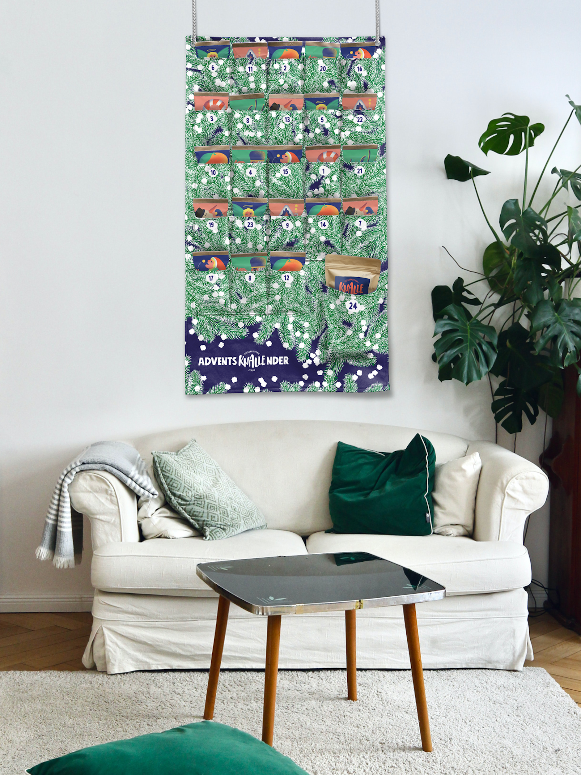 Mit Maßen von 90 mal 50 Zentimetern ist der Kalender auch ein amtliches Einrichtungselement – und fast zu schade zum Wieder-Abhängen.