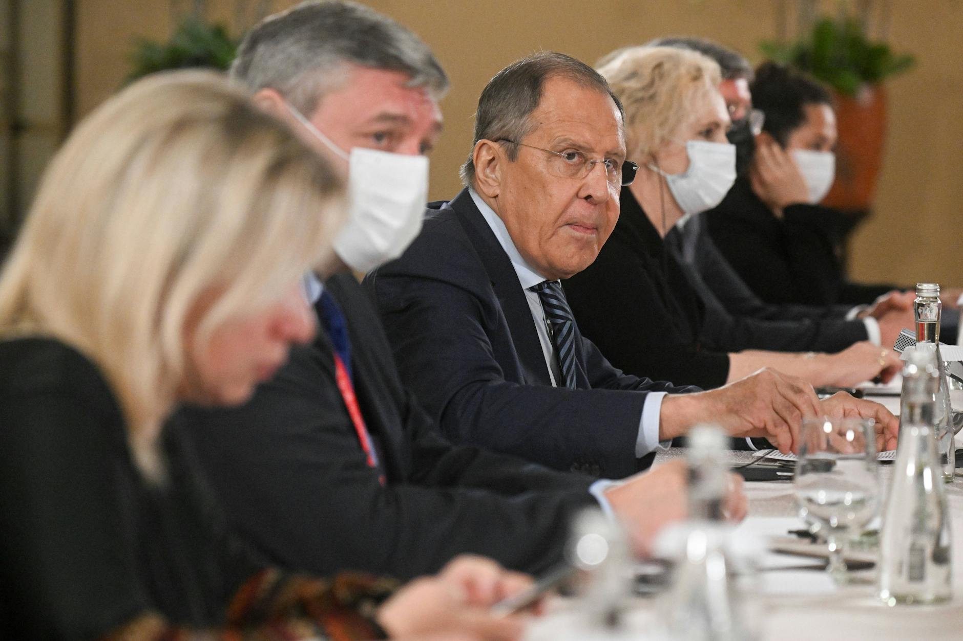 Gut gelaunt ist anders: Russlands Außenminister Sergej Lawrow, der beim G20-Gipfel Präsident Putin vertritt, während eines Treffens mit seinem chinesischen Amtskollegen. Lawrow erscheint isoliert, war am Montag nicht beim gemeinsamen Abendessen der Teilnehmer dabei.