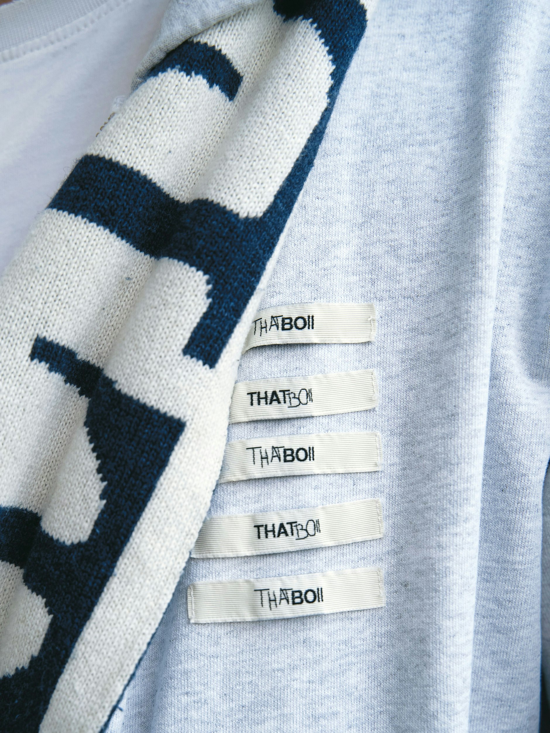 Benno trägt einen Hoody des Münchener Kreativ-Kollektivs Thatboii.