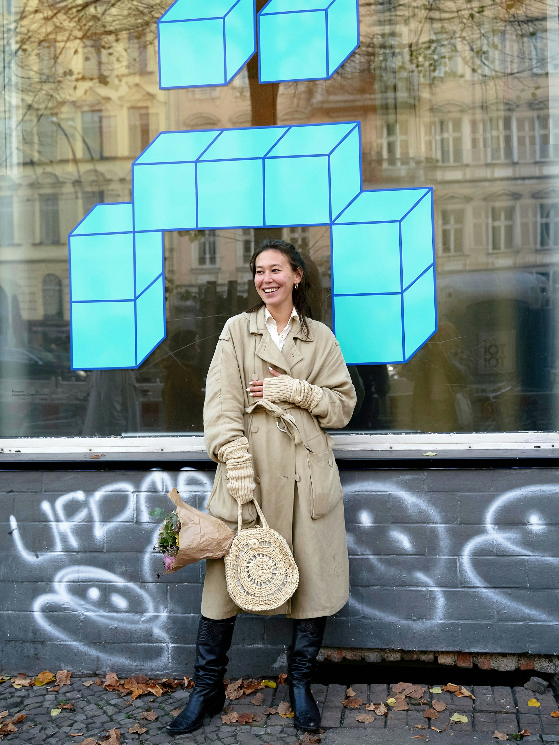 Malaya ist Schauspielerin und eine echte Torstraßenbewohnerin, wenn auch erst seit kurzem. Sie erzählt von einer Kammer in der neuen WG, in der hinterlassene Habseligkeiten ehemaliger Bewohner gesammelt werden. Aus dieser stammt ihre helle Seidenbluse. Dazu trägt Malaya einen Mantel von Andotherstories, eine schwarze Vintage-Hose und Vintage-Stulpen sowie eine Tasche aus Brüssel, die sie ebenfalls im&nbsp; Secondhand-Shop gekauft hat.