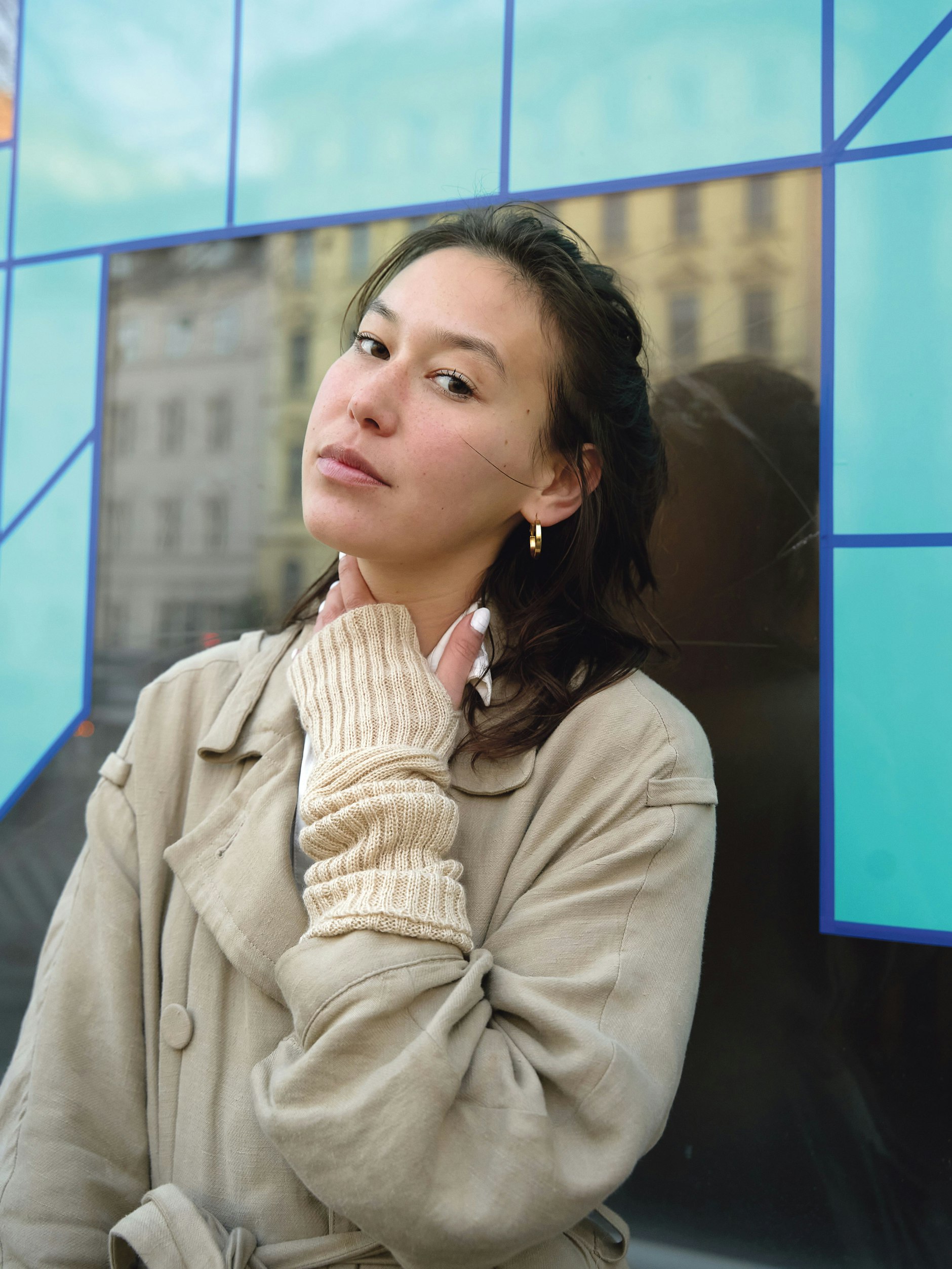 Ob dieser Blick bereits von der bald startenden Amazon-Prime-Serie „Love Addicts“ kündet? Darin spielt Malaya nämlich eine Hauptrolle. Die schwarzen Stiefel, die sie an diesem Tag trägt, gehörten zum Look ihrer Figur. Der Kostümbildner schenkte sie ihr, weil Malaya sich nicht von den Schuhen trennen konnte.