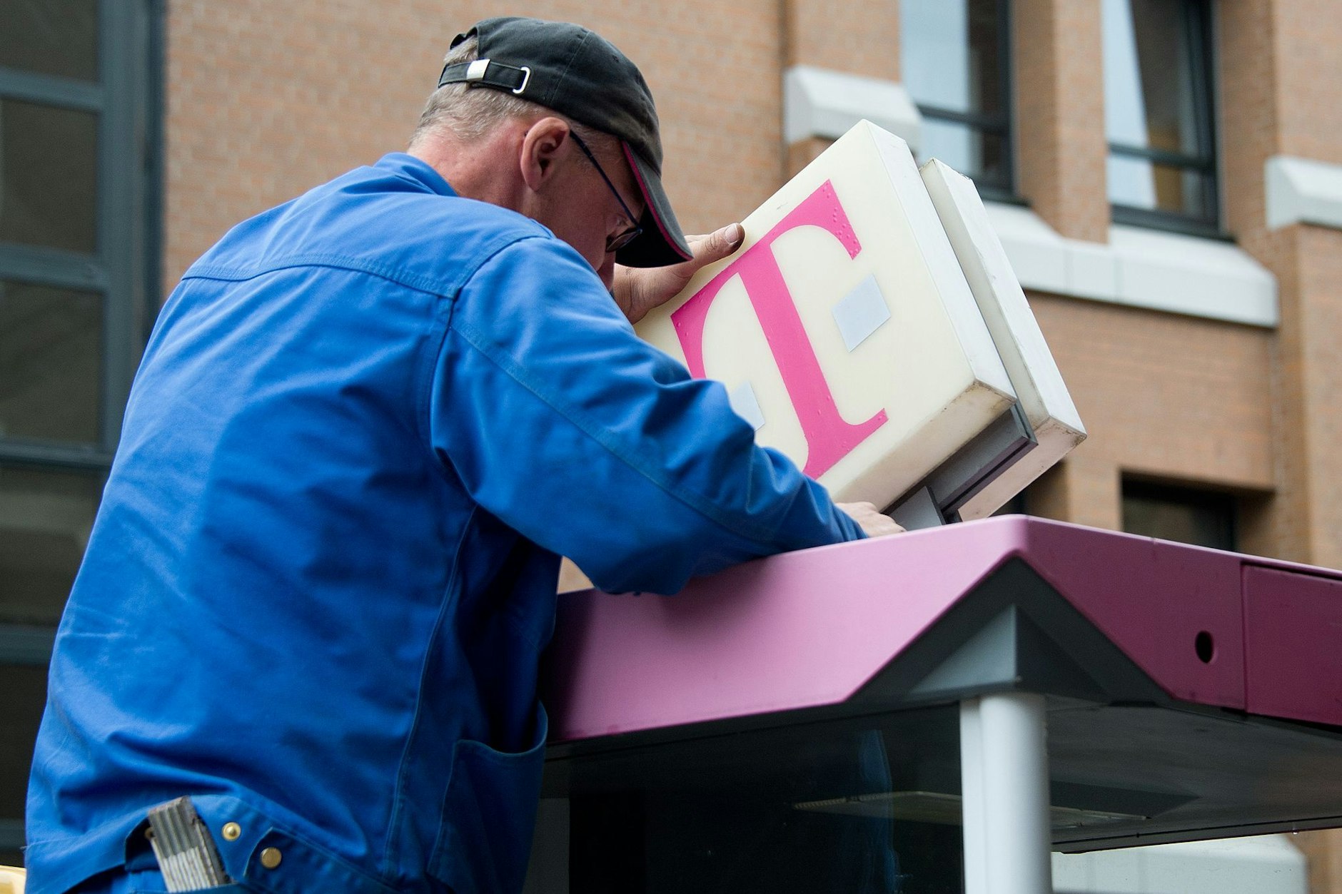 Diese Telefonzelle wird gleich ganz abgebaut. An den bundesweit noch rund 12.000 verbliebenen Fernsprechern wird am Montag die Münzzahlung „deaktiviert“.