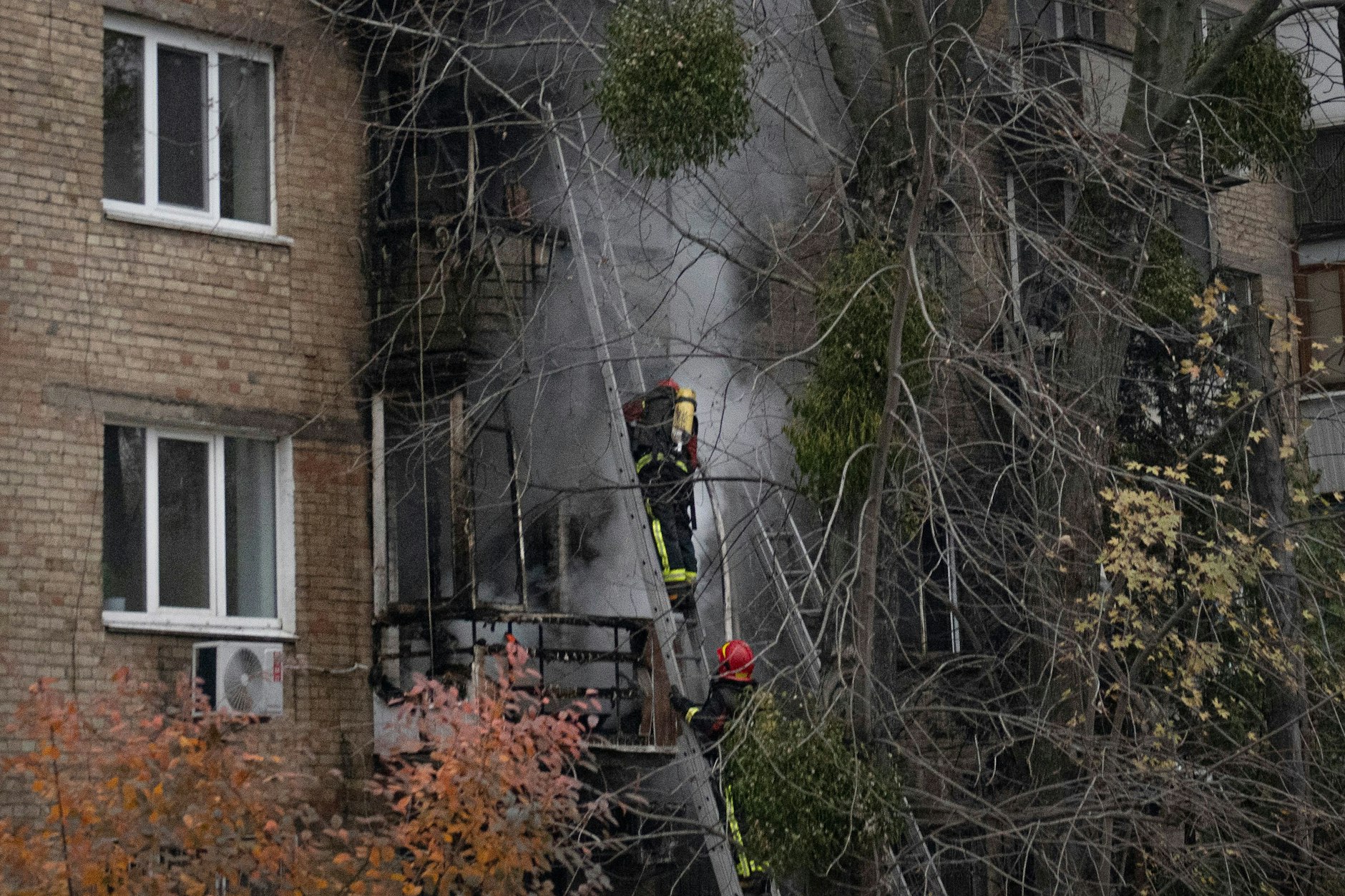 Feuerwehrleute löschen ein Feuer, das durch einen Raketentreffer in einem Wohnhaus entstanden war. 