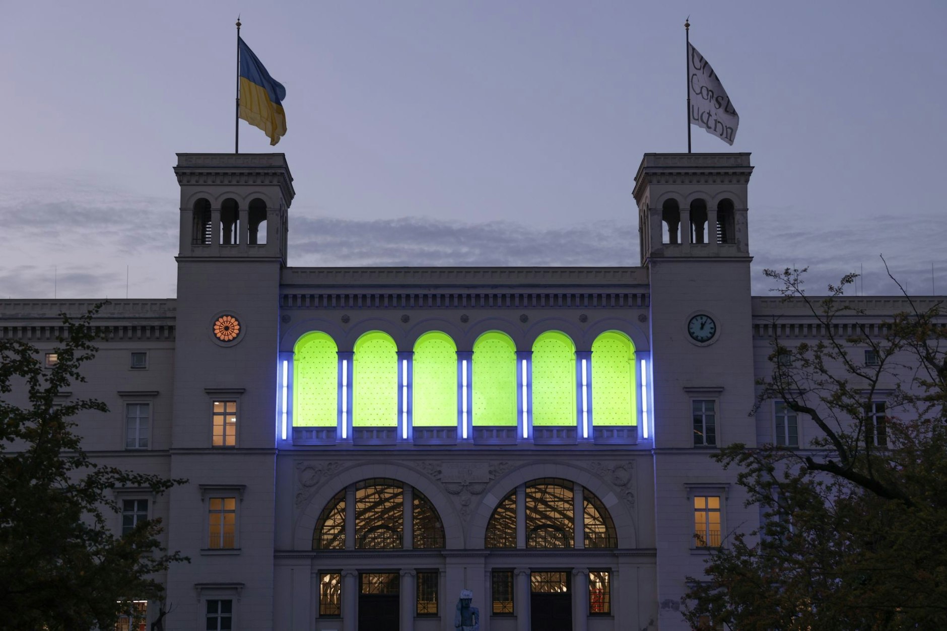 Auch wie ein Wahrzeichen von Berlin: Der Hamburger Bahnhof mit Lichtinstallation von Dan Flavin