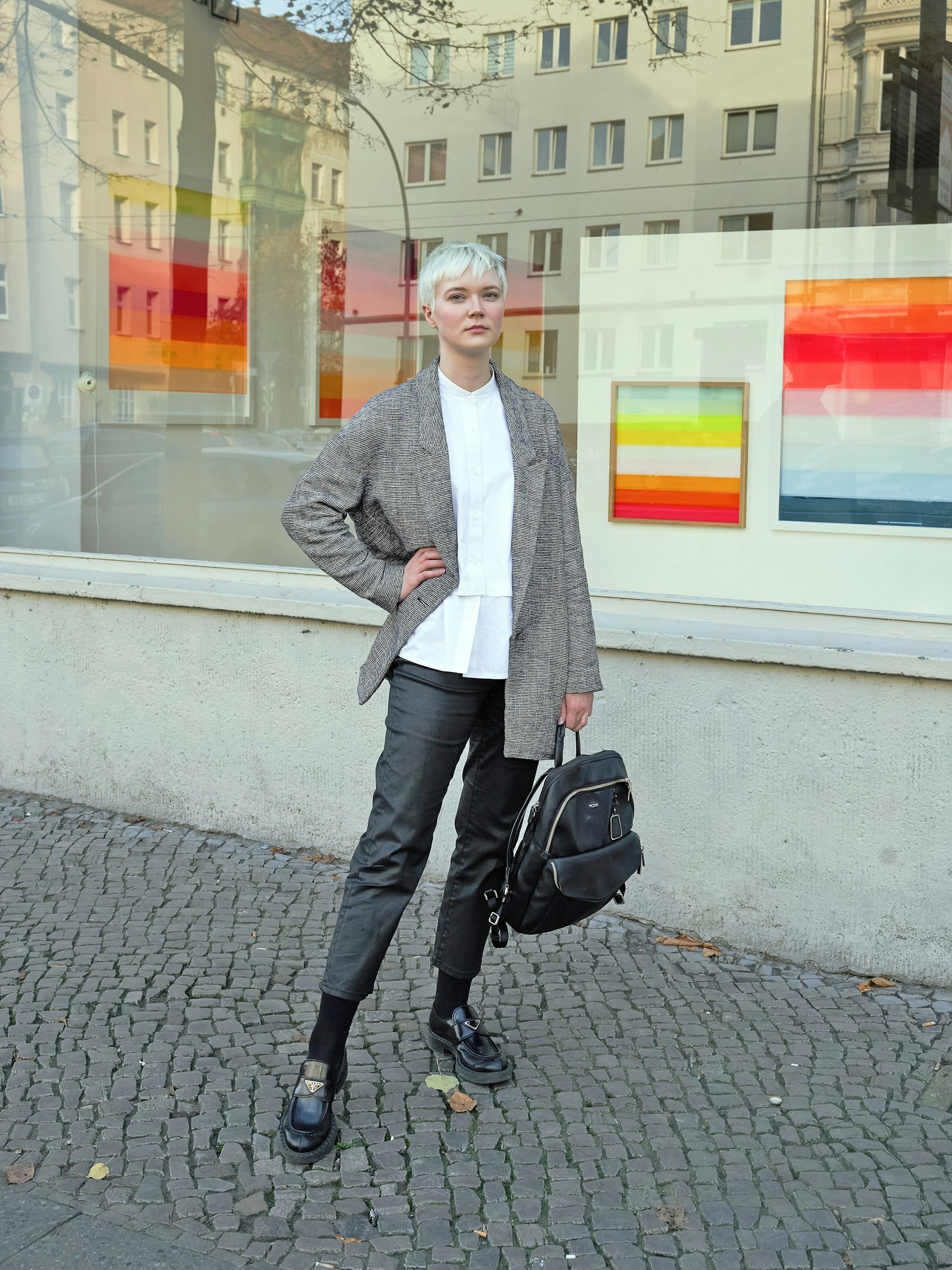 Yulia arbeitet als wissenschaftliche Mitarbeiterin im Bereich Zukunftsforschung in Mitte. Ihr Look: Blazer-Jacke von Uniqlo, Bluse von Esprit, Hose von Mango, Rucksack von Tumi.&nbsp;