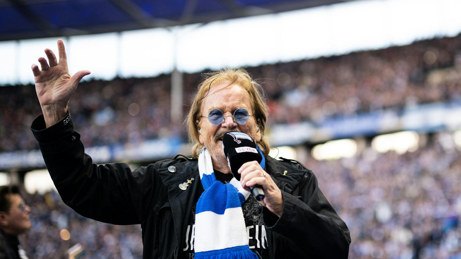 Zuletzt schmetterte Frank Zander die Hertha-Hymne live im vollen Olympiastadion vor dem Spiel gegen den FC Bayern (2:3). 