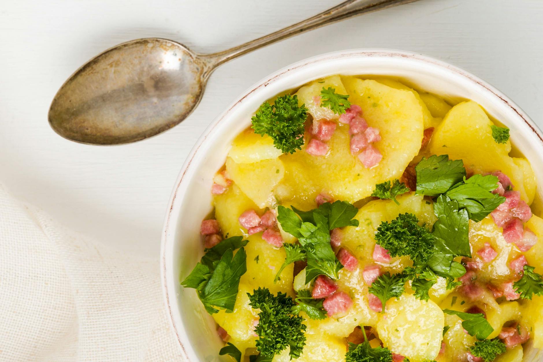 Lauwarmer Kartoffelsalat mit Schinkenwürfeln und Petersilie: Im Herbst ist dieser Salat ein Genuss!