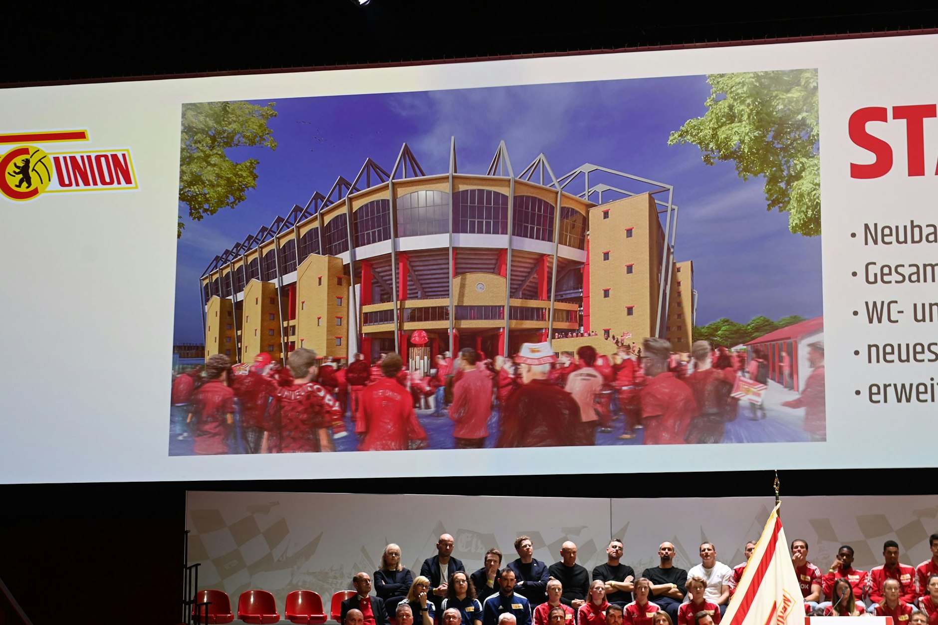 Einen Entwurf des Stadions An der Alten Försterei nach der Erweiterung von der Wuhleseite bekamen die Anwesenden an der Mitgliederversammlung am Montagabend präsentiert.