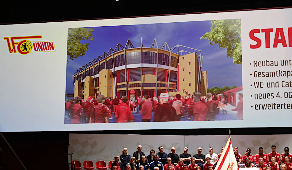 Einen Entwurf des Stadions An der Alten Försterei nach der Erweiterung von der Wuhleseite bekamen die Anwesenden an der Mitgliederversammlung am Montagabend präsentiert.
