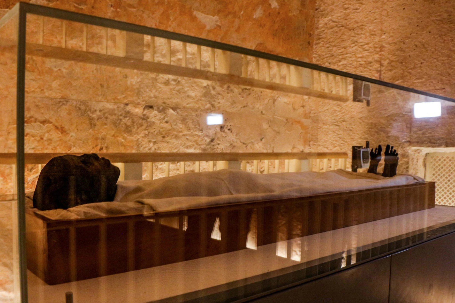 ARCHIV - Die Mumie des altägyptischen Königs Tutanchamun ist im Tal der Könige ausgestellt.  