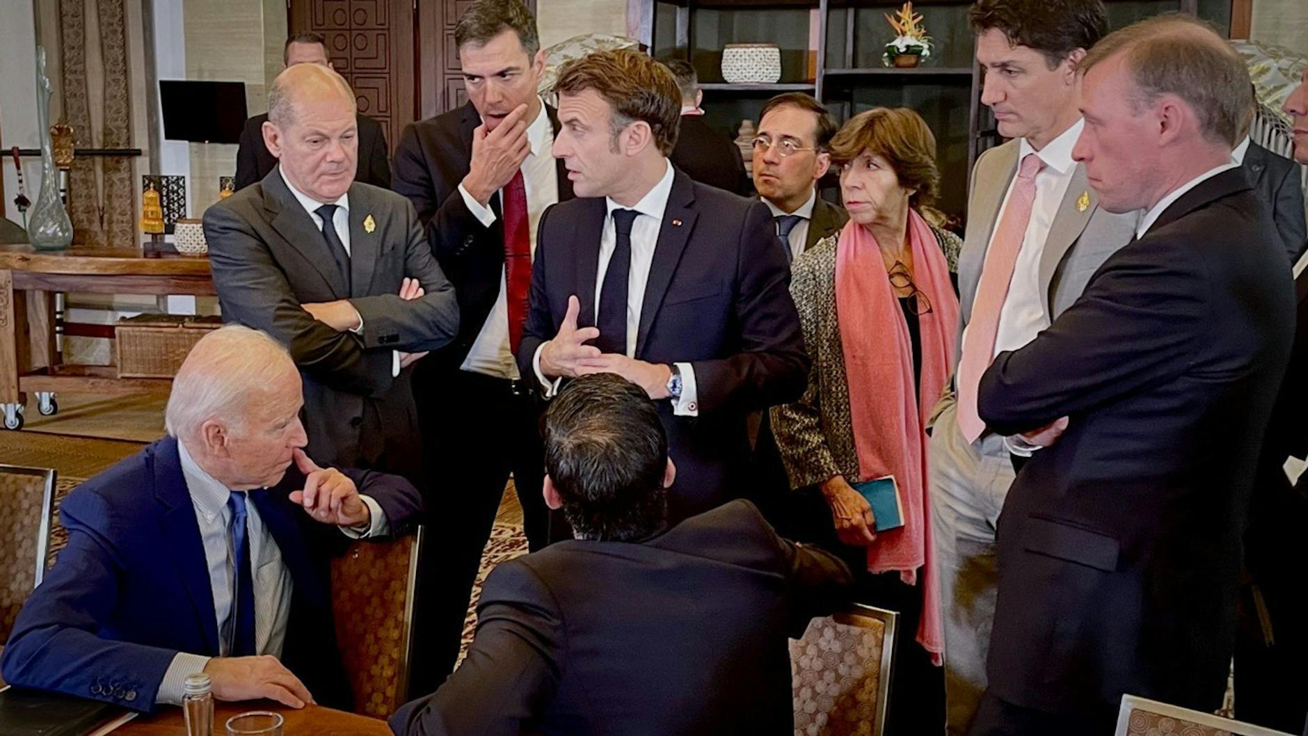 Nach dem Einschlag einer Rakete in Polen kommen am Rande des G20-Gipfels mehrere Staats- und Regierungschefs für Beratungen zusammen.