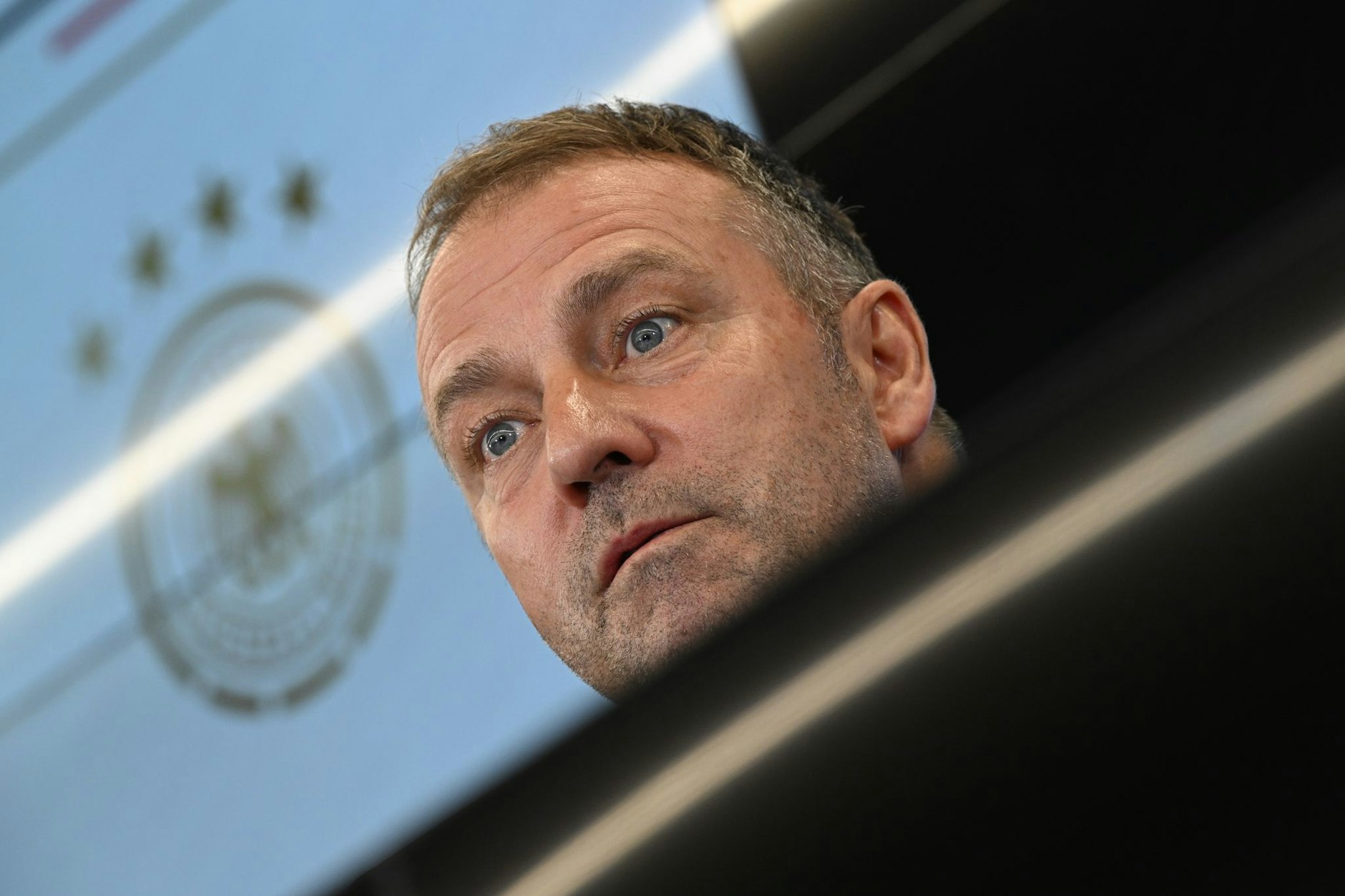 Sieht das DFB-Team in Katar nicht nur auf dem Platz gefordert: Bundestrainer Hansi Flick.  