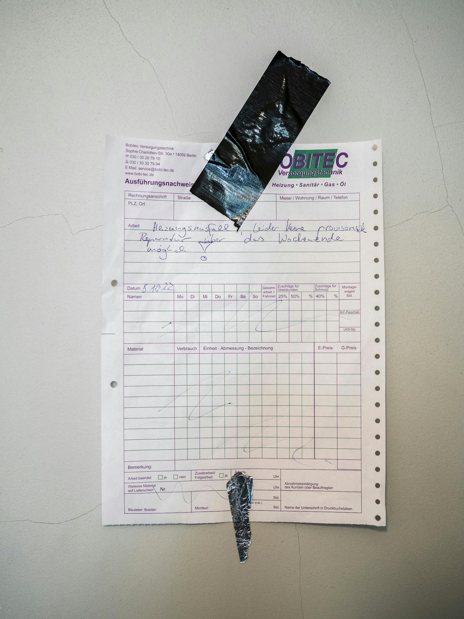 Ein Flyer im Hausflur weist auf den Heizungsausfall im Gebäude hin.