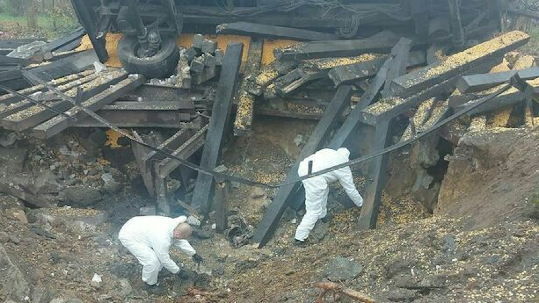 Polnische Ermittler im Explosionskrater.