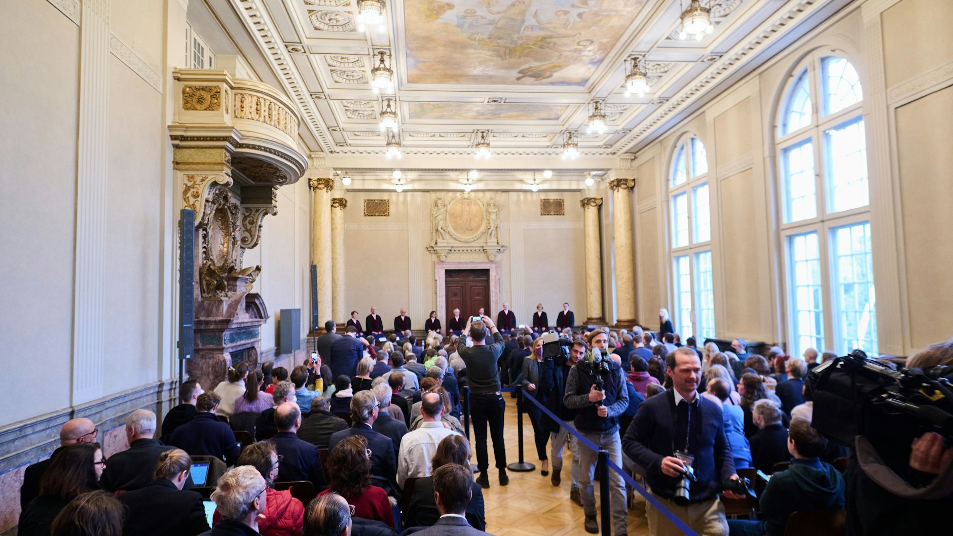 Gedränge im großen Verhandlungssaal im Gerichtsgebäude an der Schöneberger Elßholzstraße