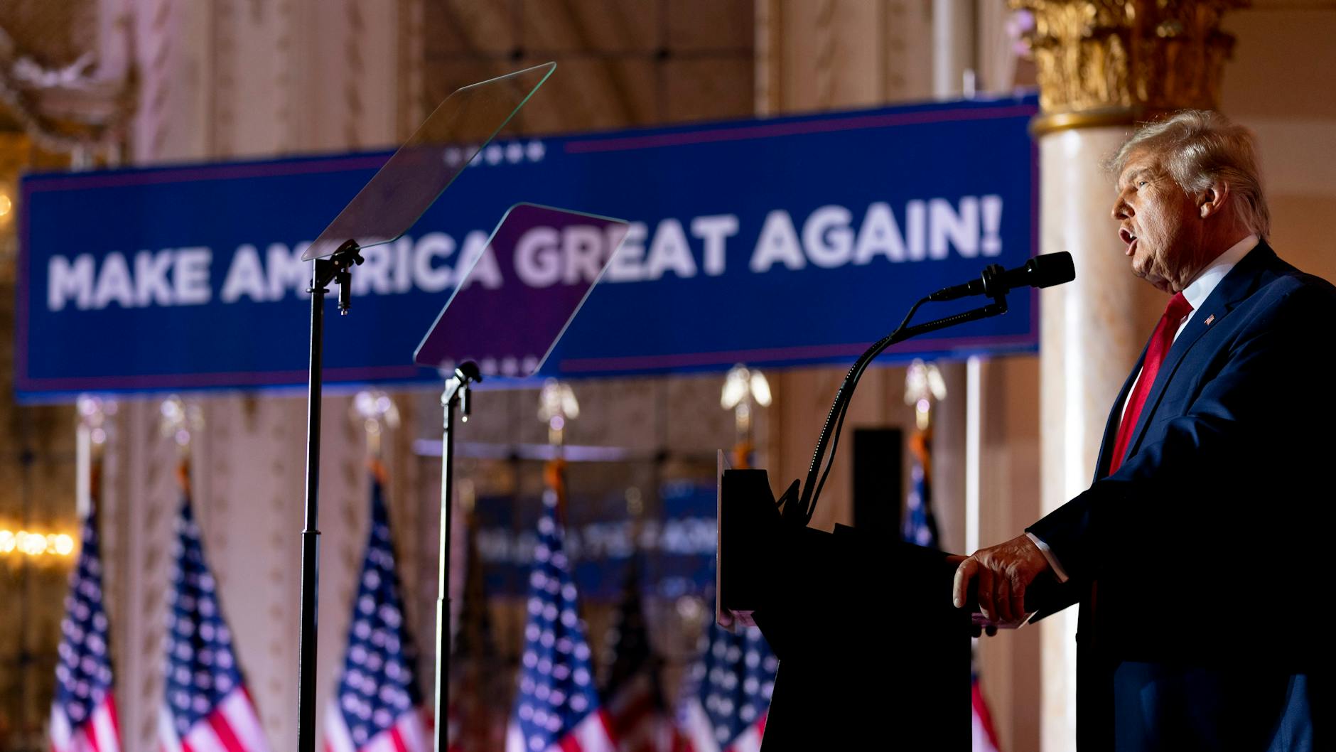 Der frühere US-Präsident Donald Trump gibt bekannt, dass er 2024 zum dritten Mal für das Präsidentenamt kandidiert.