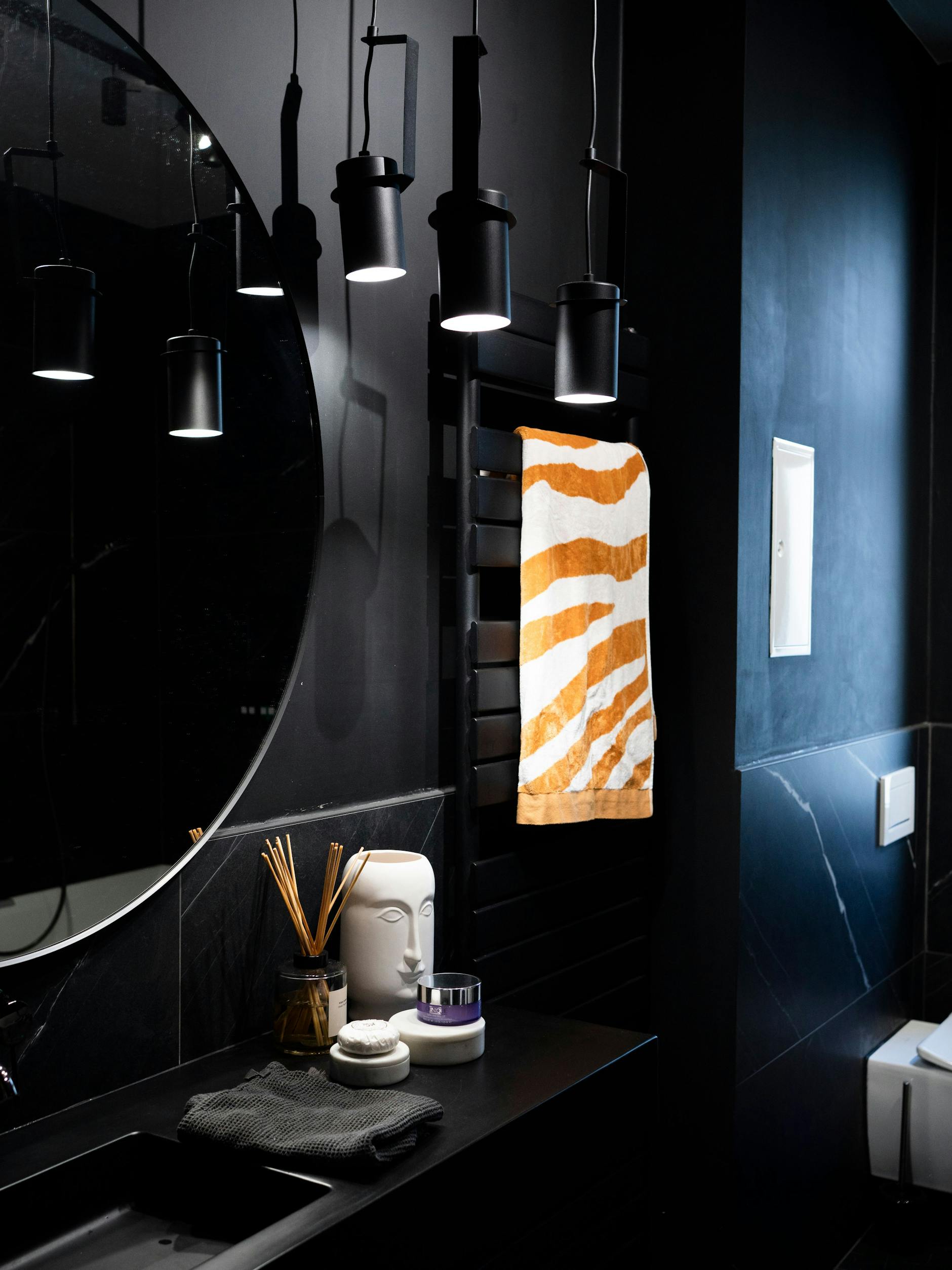 Das Bad in der Wohnung, renoviert und neu gestrichen