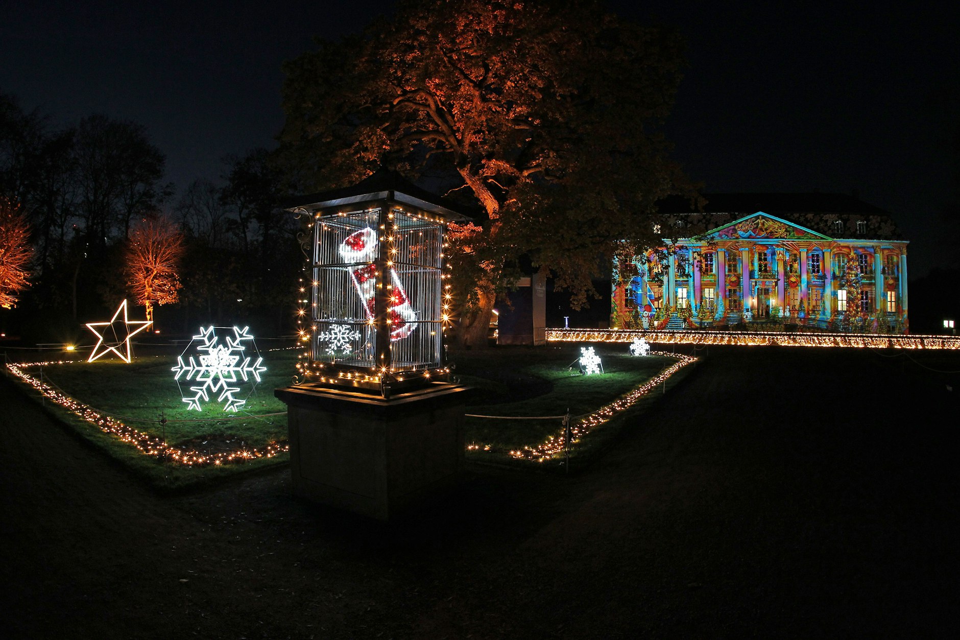 Ein Fest für die Sinne: Vor dem Schloss Friedrichsfelde findet auch in diesem Jahr wieder das Lichterspektakel „Weihnachten im Tierpark“ statt.