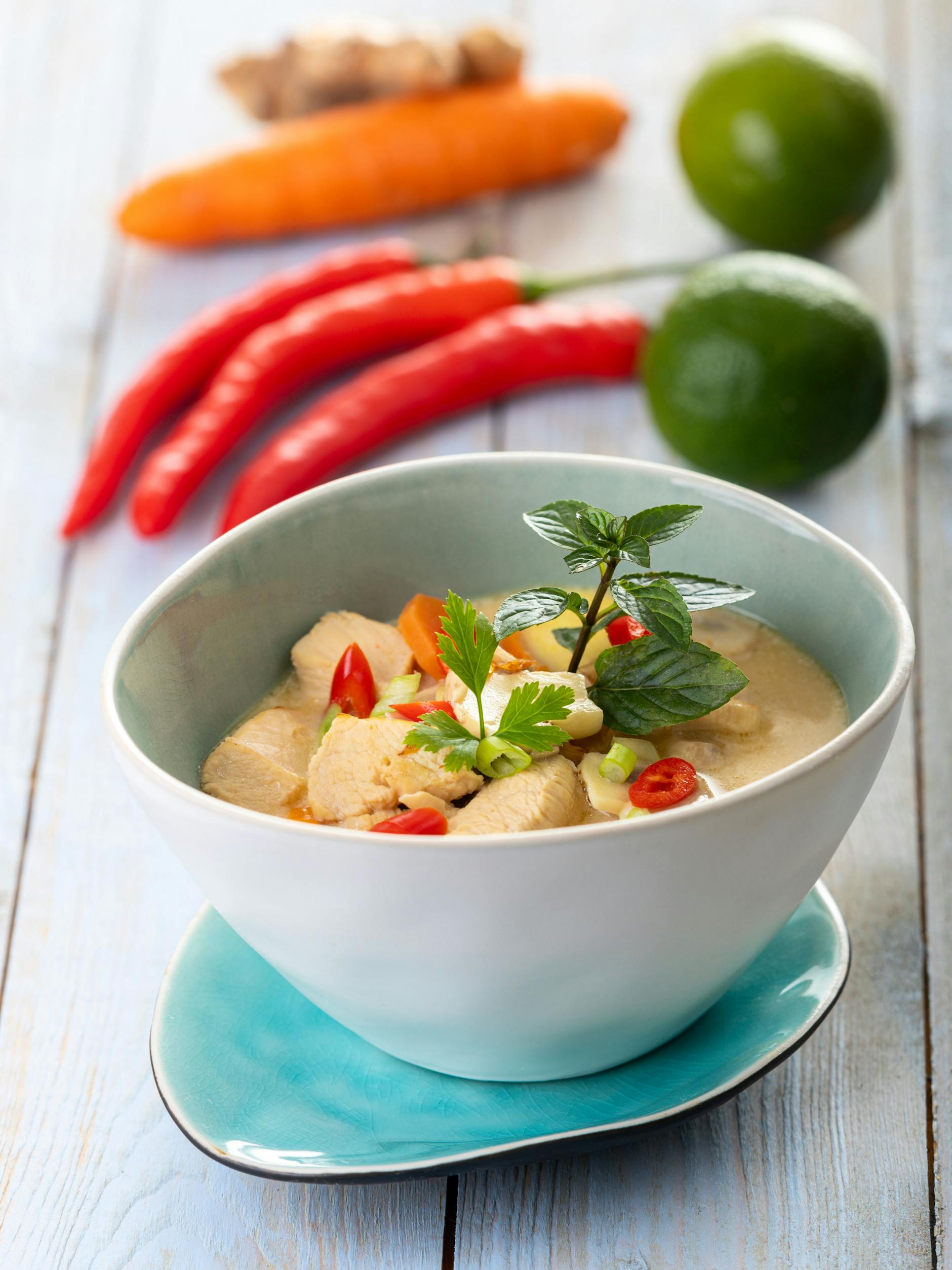 Lecker, scharf und schnell gemacht: Dieses Rezept für asiatische Hühnersuppe Tom Kha Gai ist einfach genial!
