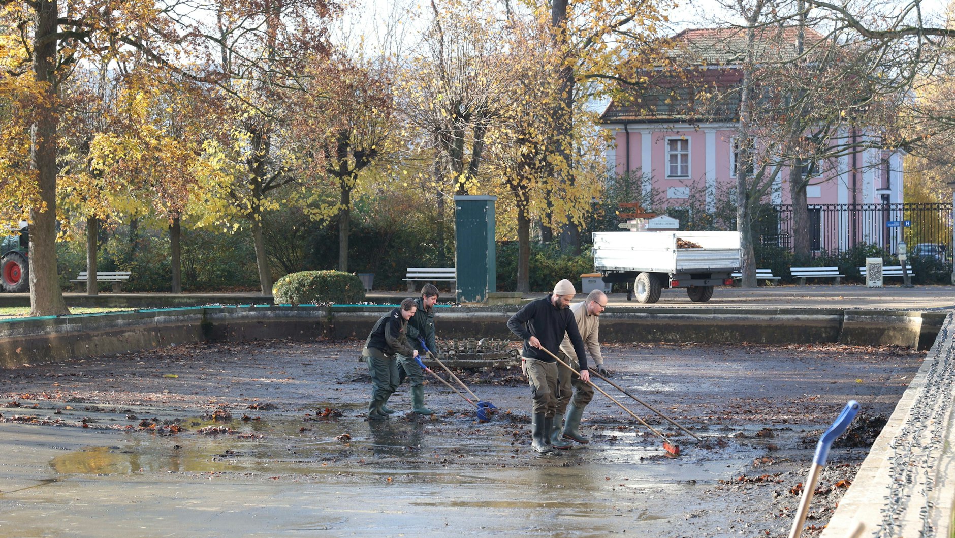 Letzte Vorbereitungen zum Lichterfest Weihnachten im Tierpark: Hier wird der Brunnen vor dem Schloss von Laub und Schmutz befreit.