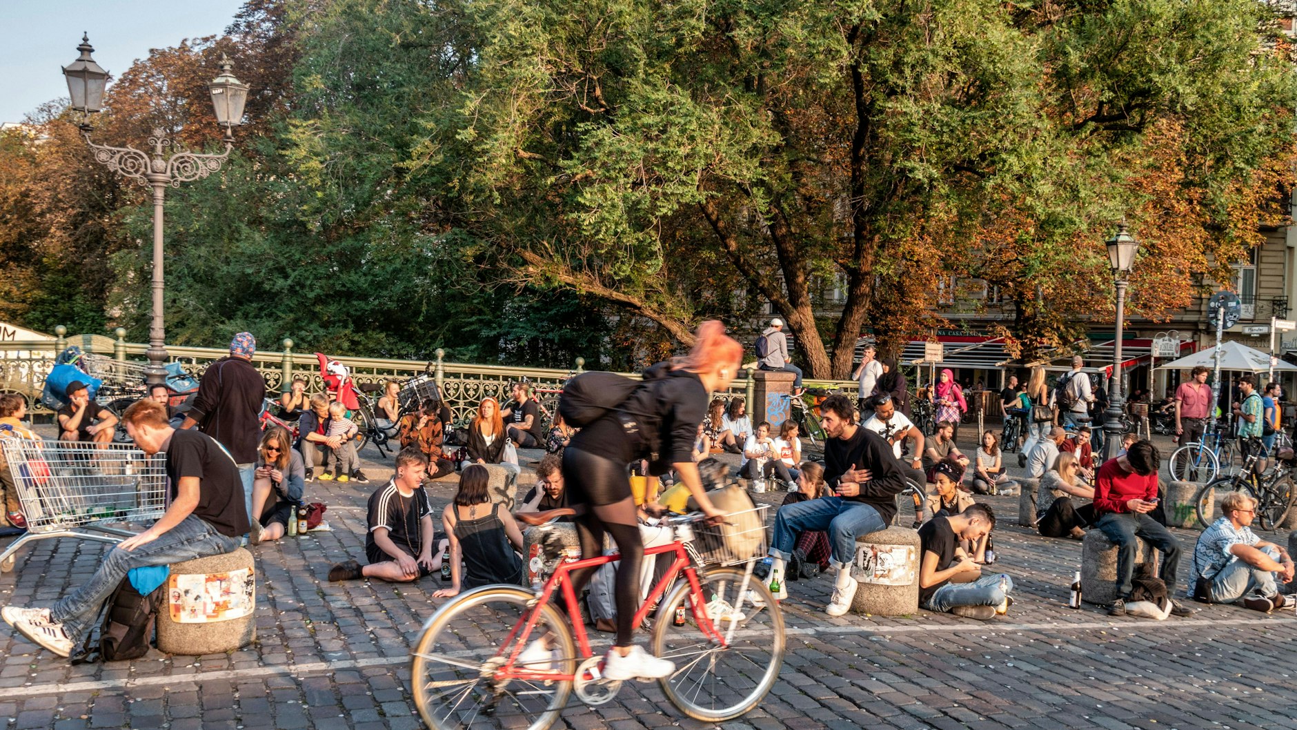 Junge Leute auf der Admiralsbrücke in Kreuzberg. Anwohner in Prenzlauer Bergbefürchten ähnliche Bilder von der neuen Schönfließer Brücke.&nbsp;