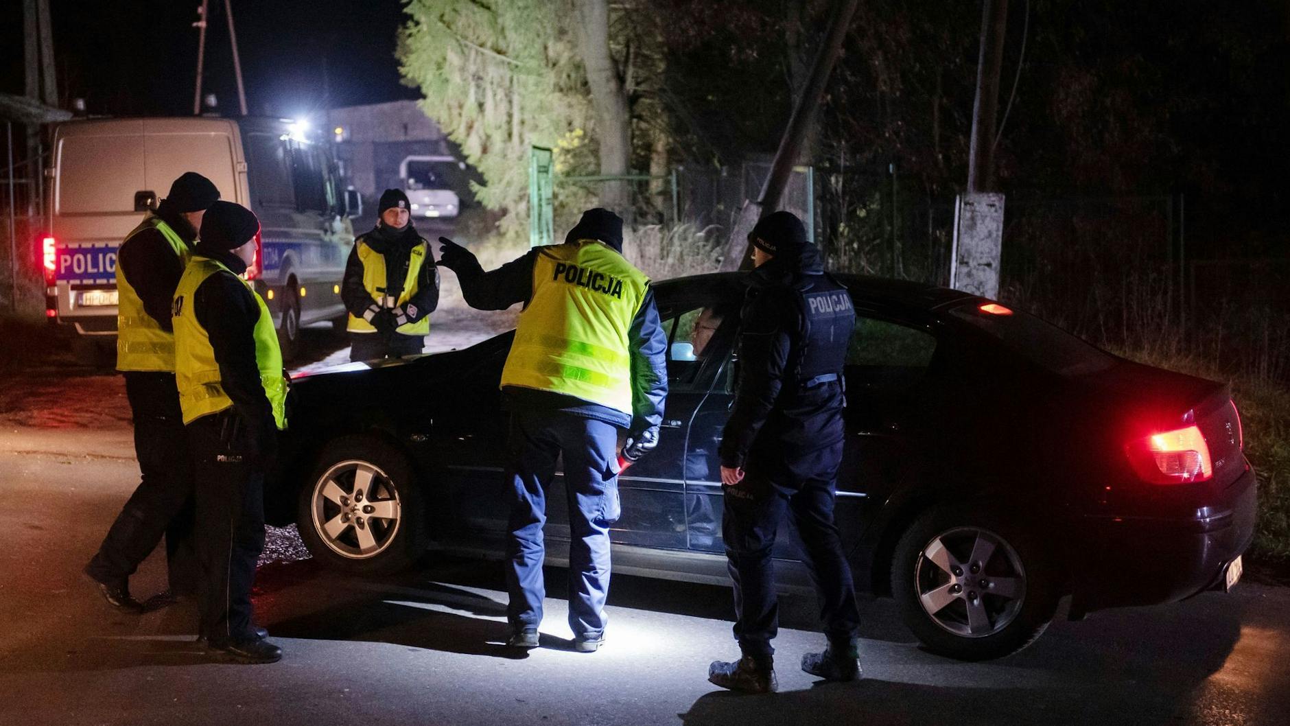 Polizisten versammeln sich nach dem Einschlag einer Rakete im südpolnischen Przewodow.