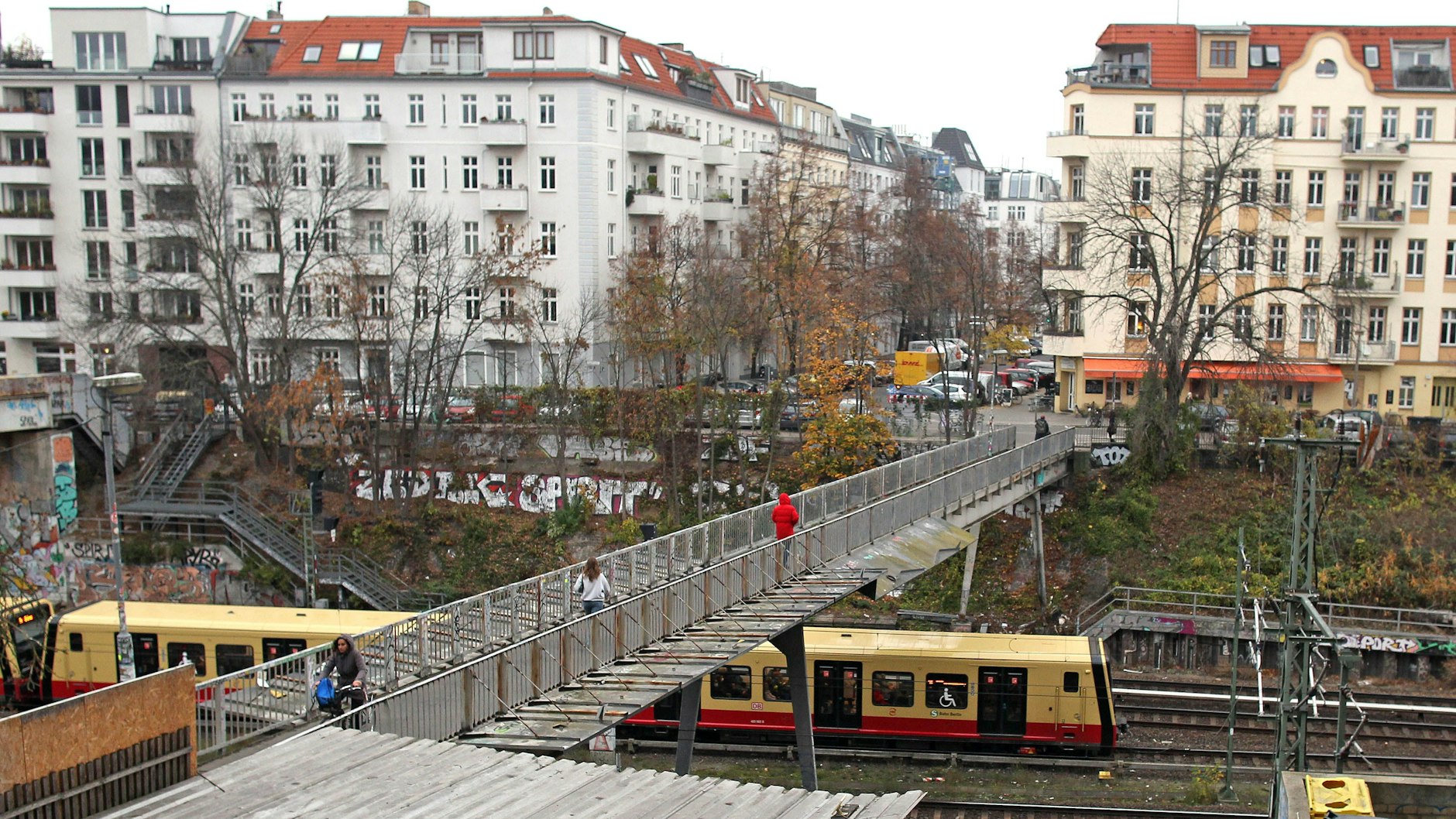 Schönfließer Brücke: Zwischen Sonnenburger Straße und Schönfließer Straße spannt sich die Brücke über Gleisanlagen. 