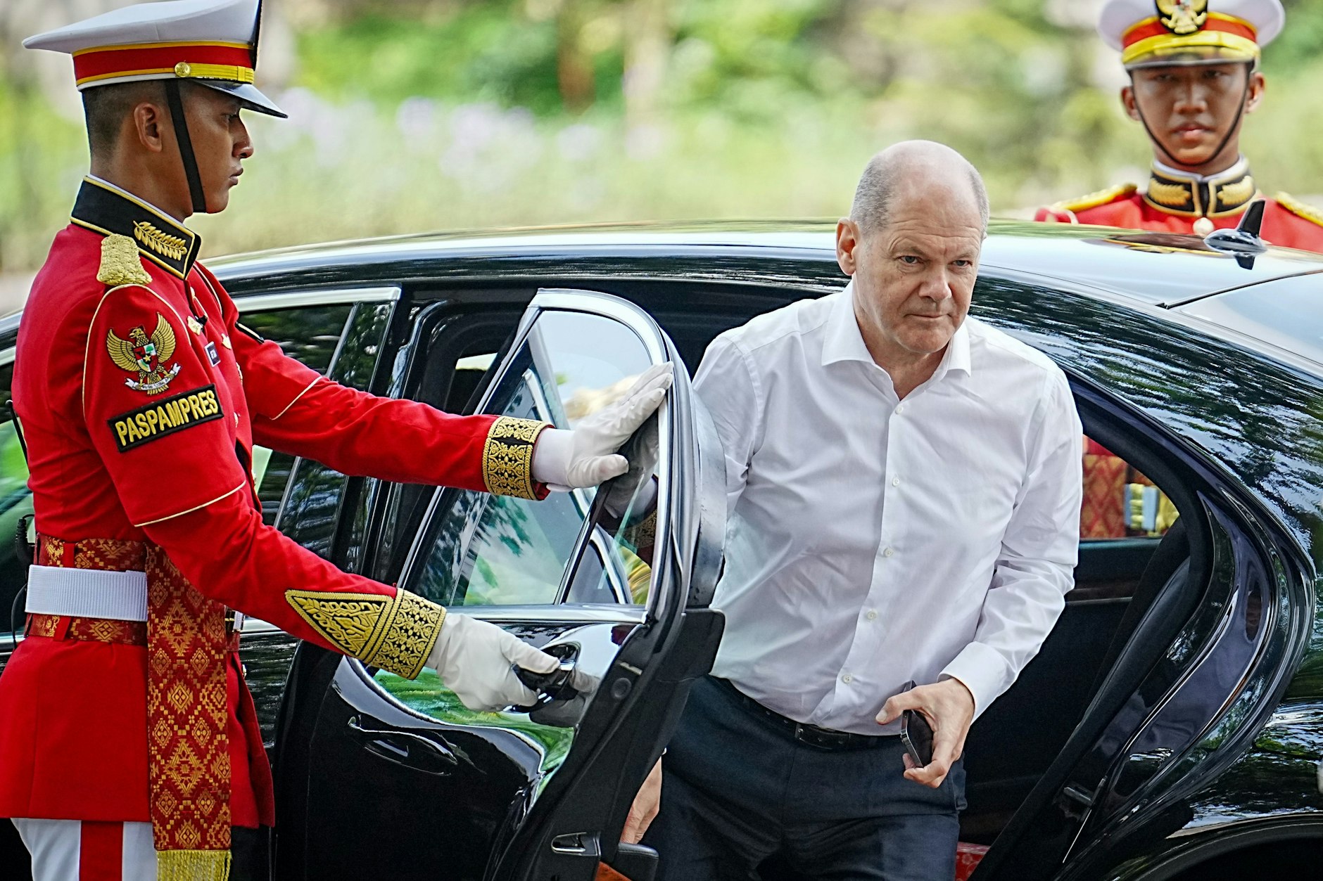 Ein Mann der indonesischen Präsidentengarde öffnete für Olaf Scholz die Autotür.