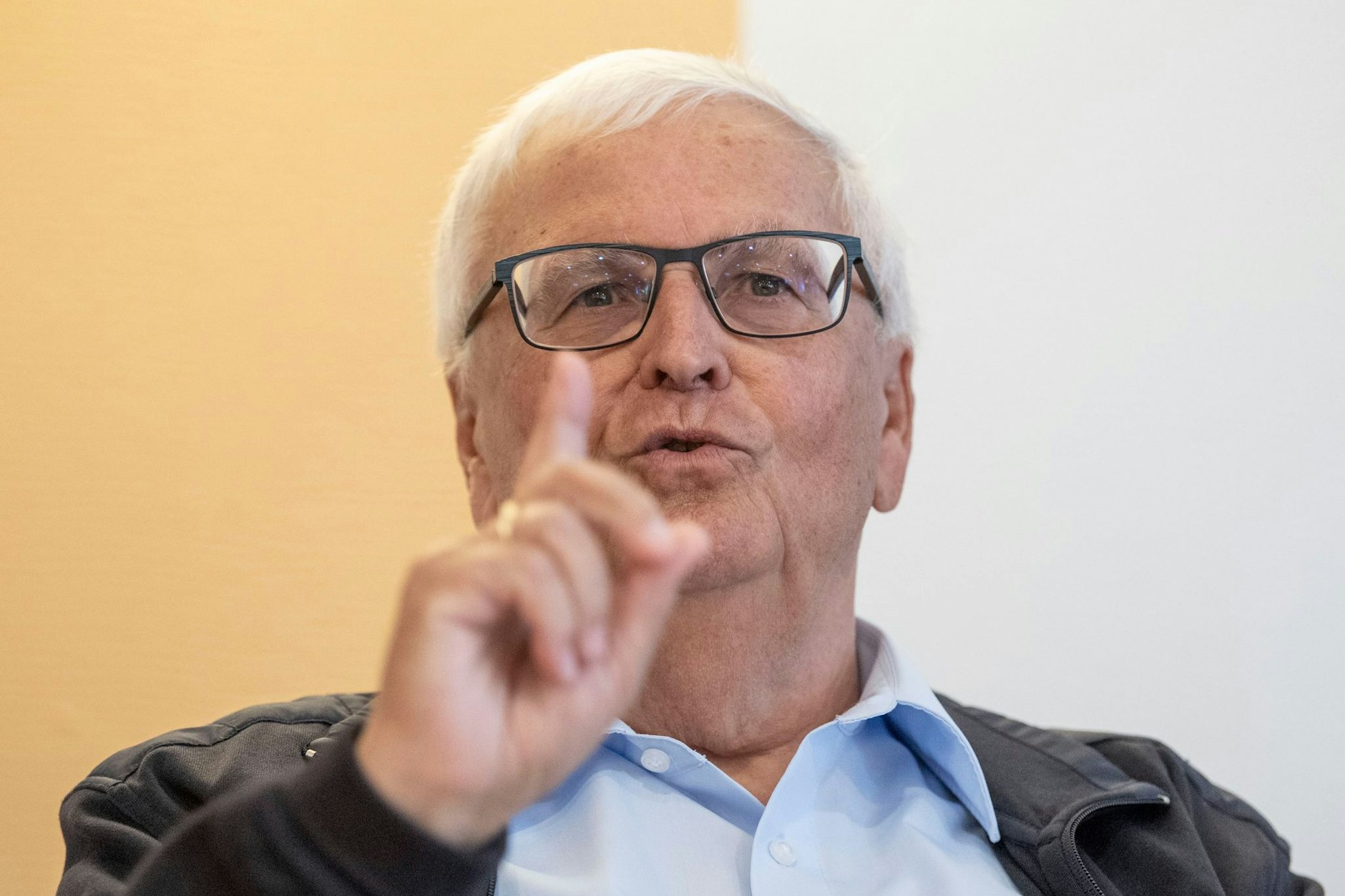 Der frühere DFB-Chef Theo Zwanziger gibt Auskunft.