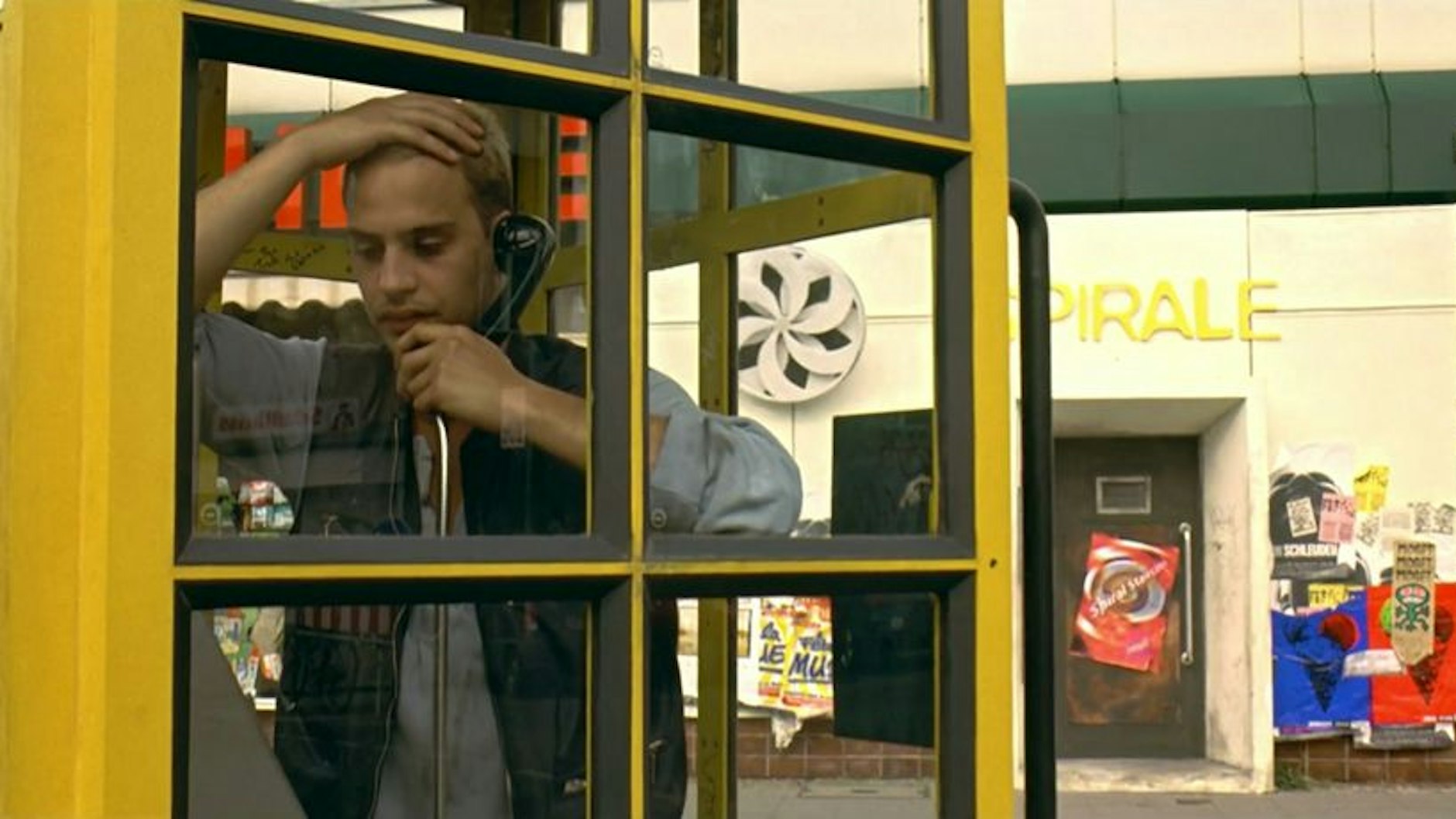 Filmszene aus „Lola rennt“.&nbsp; Moritz Bleibtreu als „Manni“ in der Telefonzelle.