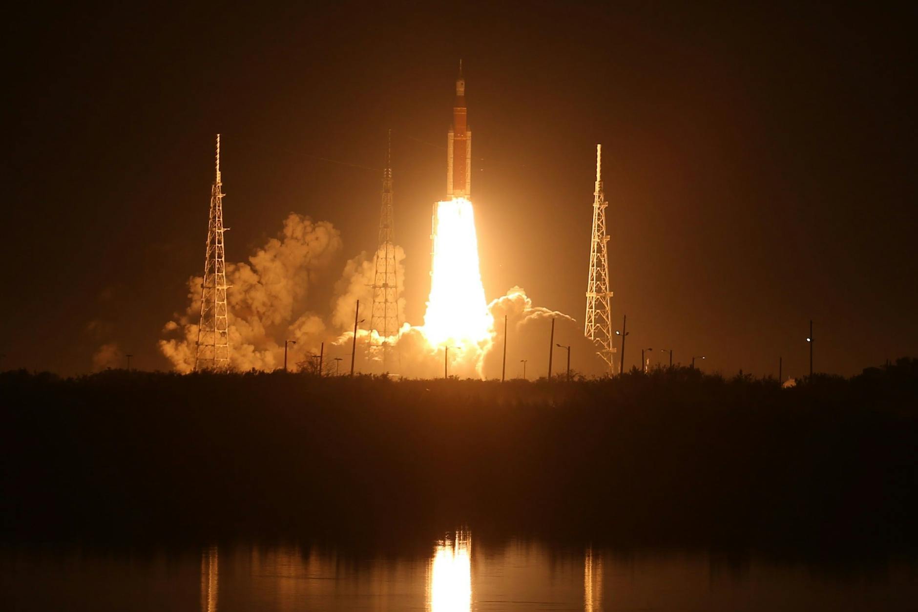 Am Mittwochmorgen startete die riesige Nasa-Rakete SLS in Richtung Mond. Sie ist mit 98 Metern Höhe die größte der Welt – seit der Mondrakete Saturn V von 1969.