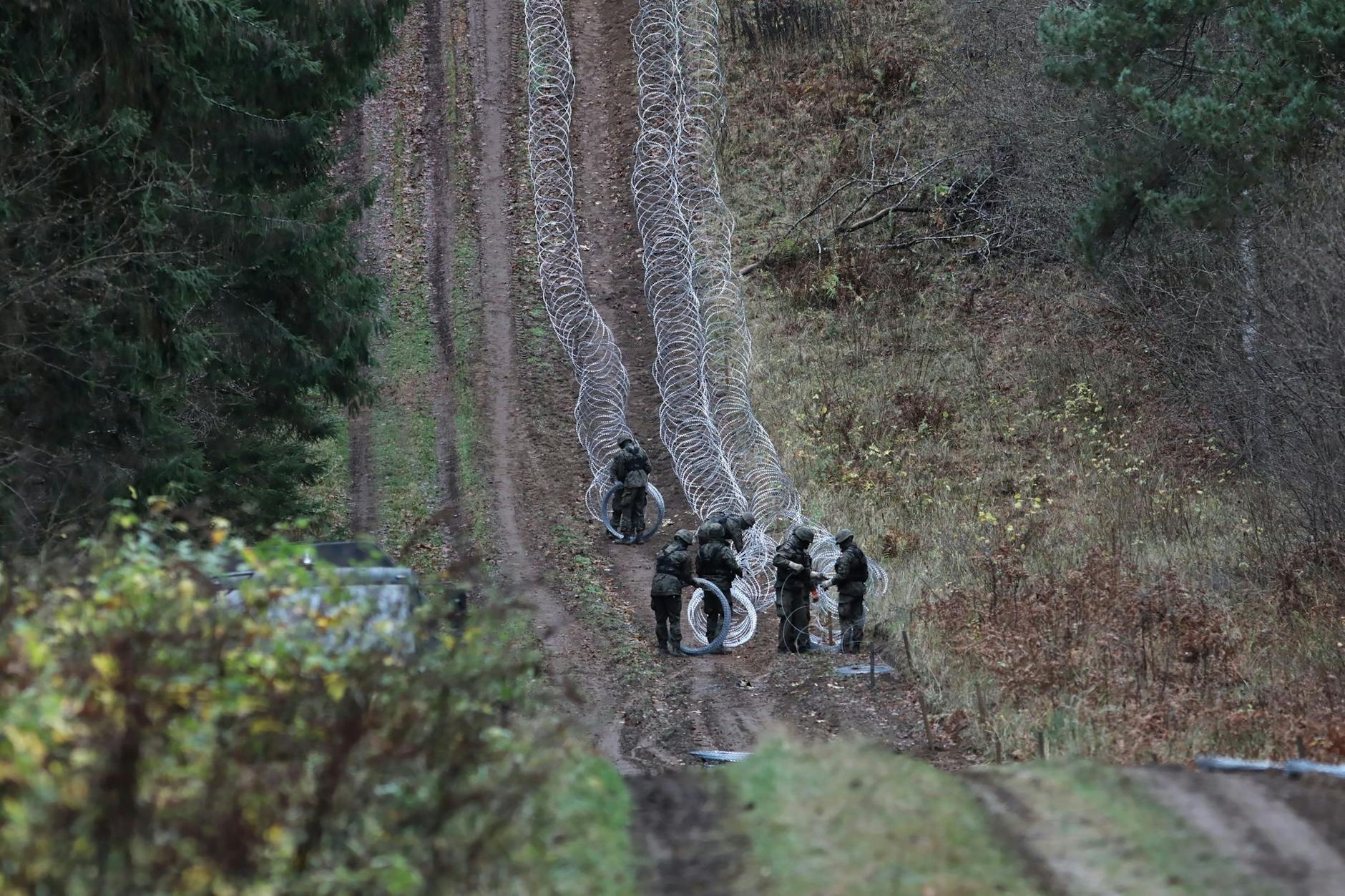 Der Schock über den Raketeneinschlag auf polnischem Gebiet sitzt tief. Polnische Soldaten installieren nun Stacheldraht entlang der Grenze zur russischen Exklave Kaliningrad.