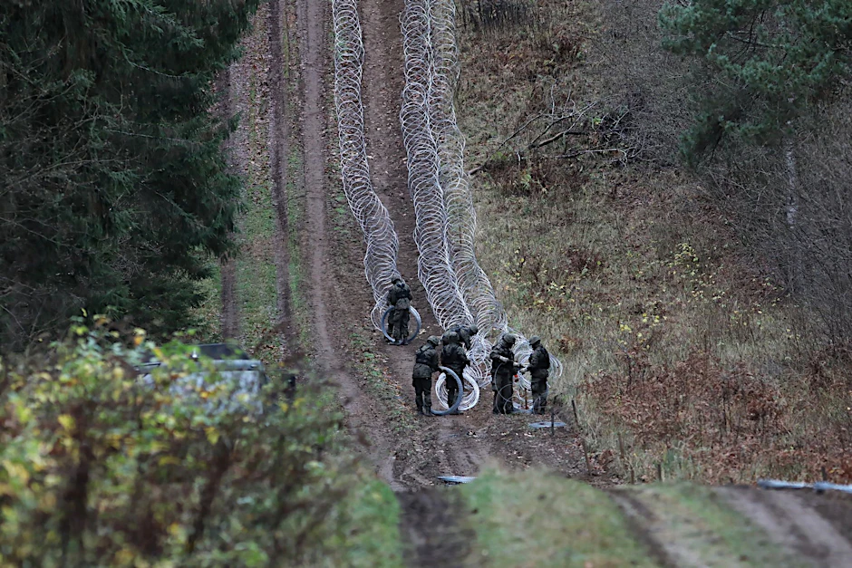 Der Schock über den Raketeneinschlag auf polnischem Gebiet sitzt tief. Polnische Soldaten installieren nun Stacheldraht entlang der Grenze zur russischen Exklave Kaliningrad.