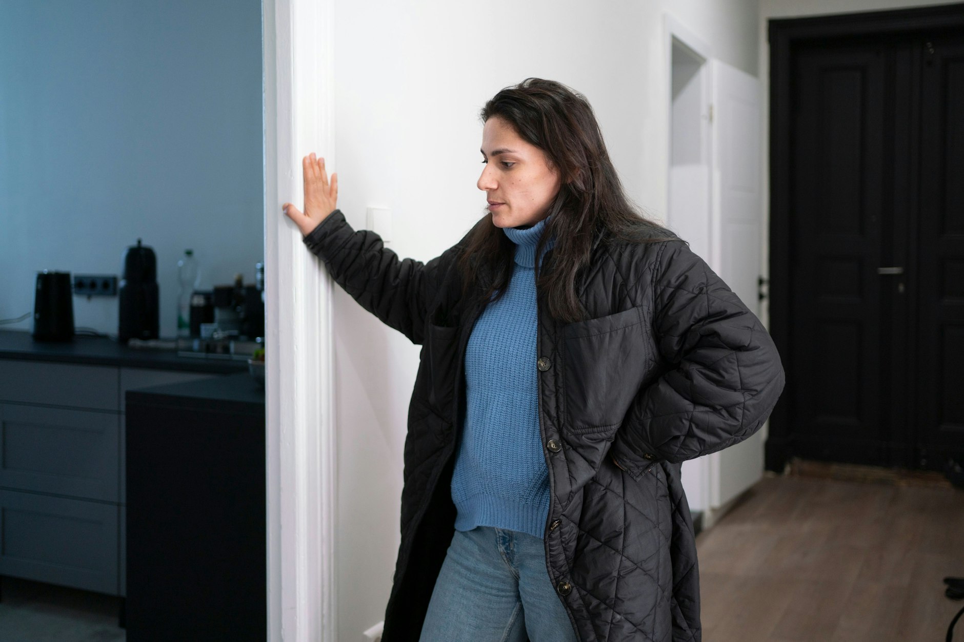 Halima Ilter im Flur der in diesem Jahr komplett renovierten Wohnung.